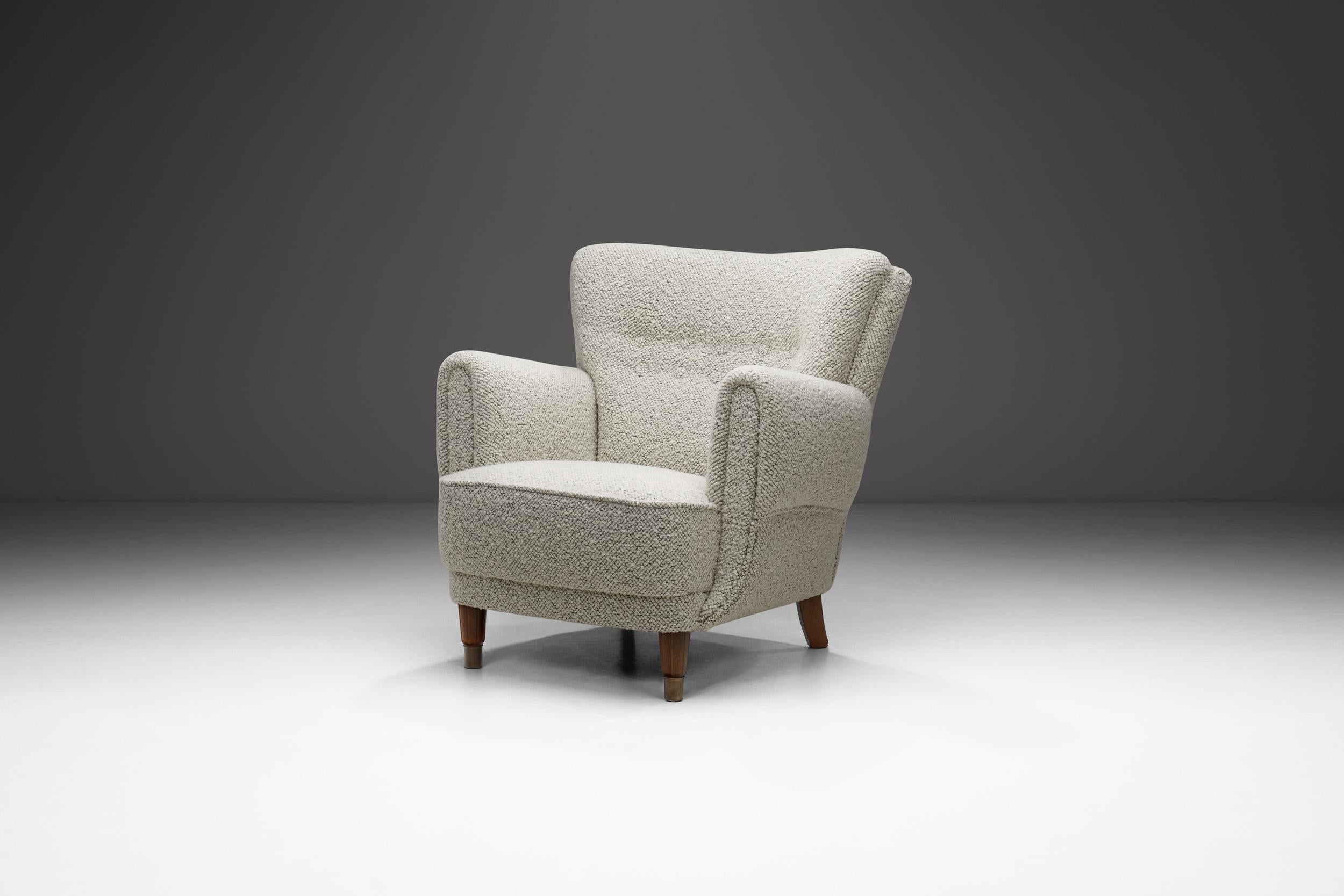 Este sillón es una prueba elegante y cómoda de la maestría y el arte de los ebanistas europeos que definieron la sillería moderna de mediados del siglo XX. Esta silla es de la máxima calidad, tanto en términos de atractivo visual como de materiales