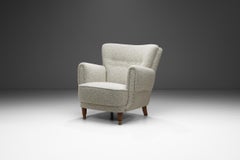 Sillón Moderno de Mitad de Siglo Tapizado en Tela Bouclé, Europa Siglo XX