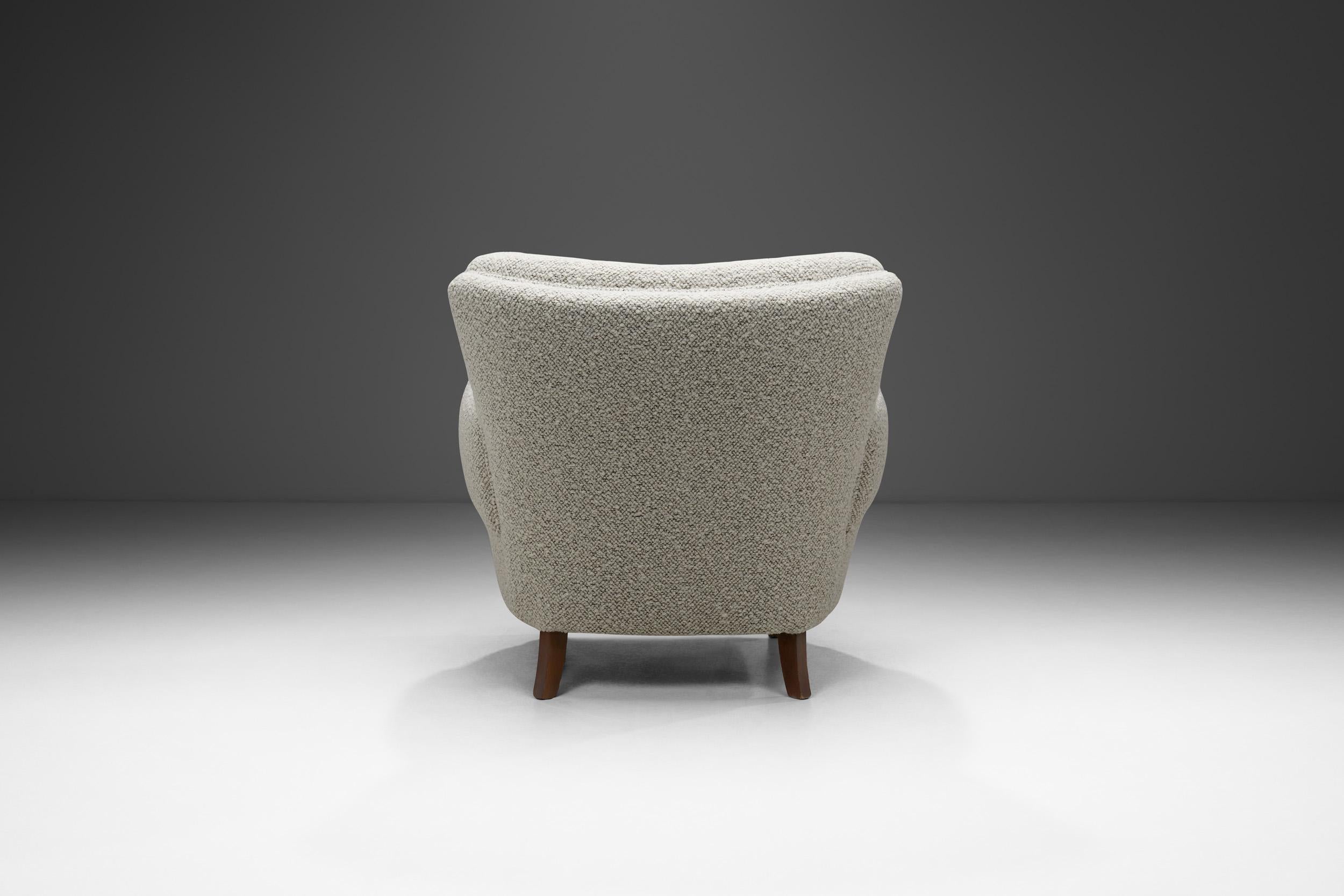 Sillón Moderno de Mitad de Siglo Tapizado en Tela Bouclé, Europa Siglo XX Moderno de mediados de siglo en venta
