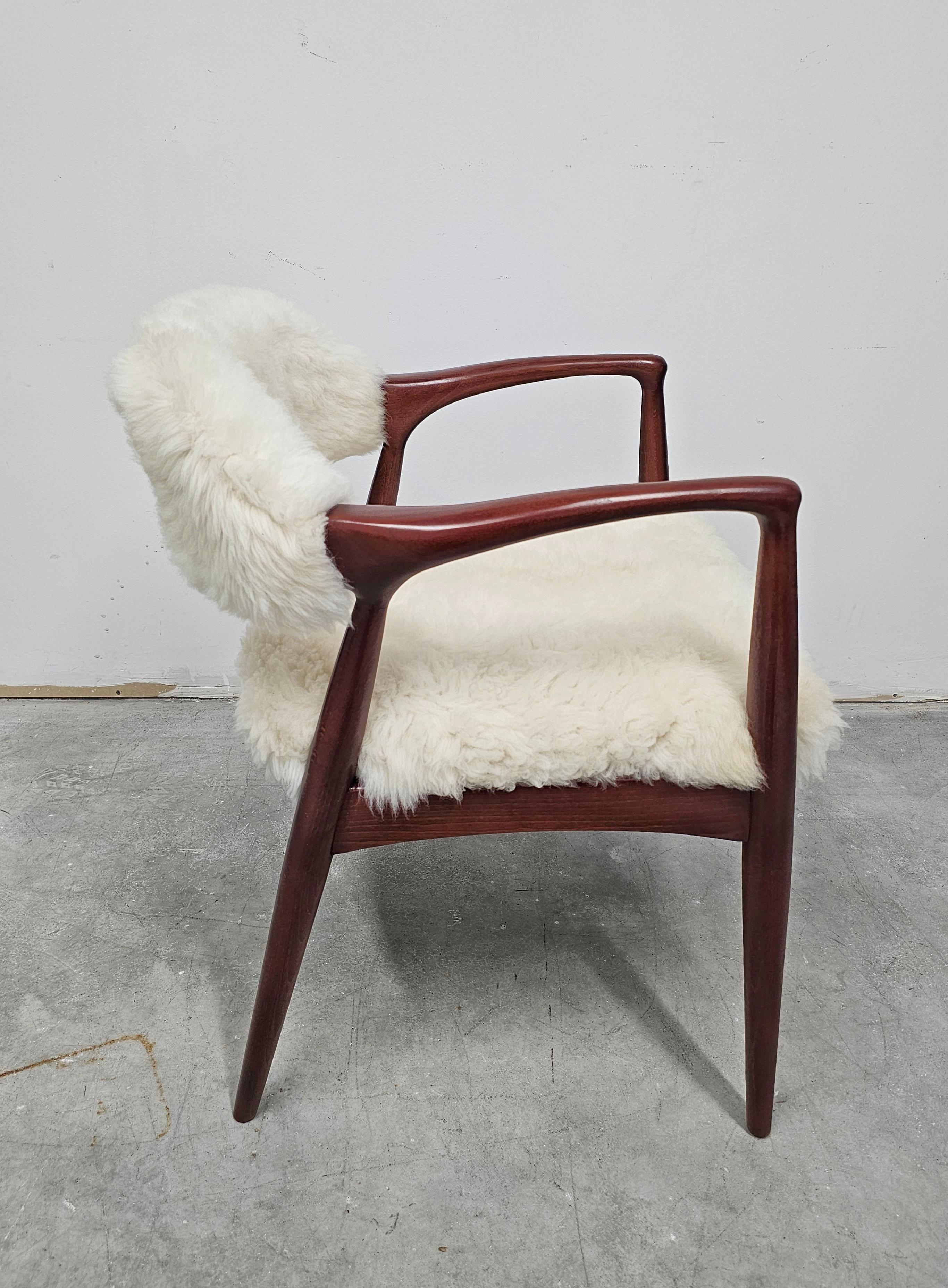Mid Century Modern Armchair upholstered in lambskin, Yugoslavia 1960s In Excellent Condition For Sale In Beograd, RS