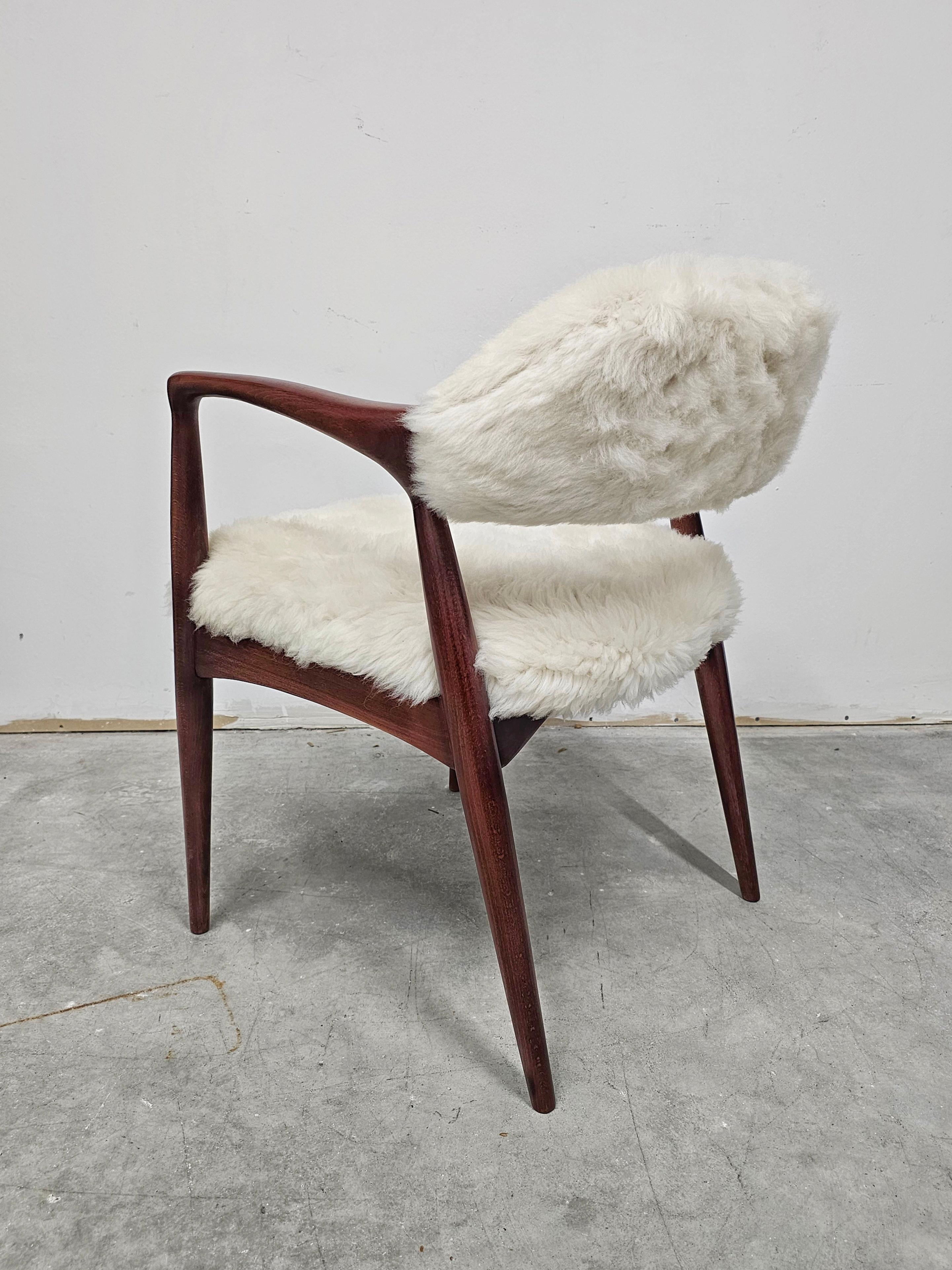 Mid Century Modern Armchair upholstered in lambskin, Yugoslavia 1960s For Sale 1