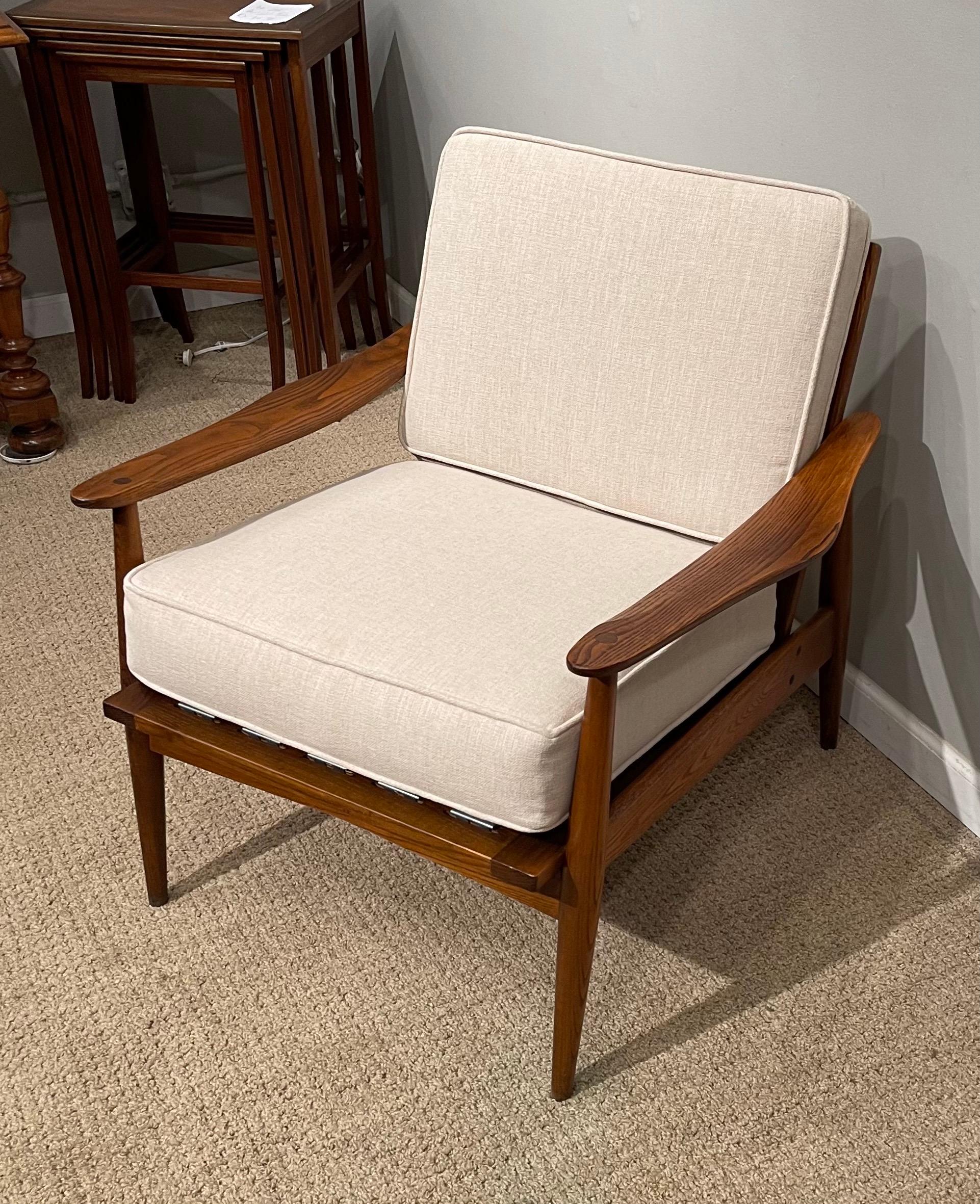 Mid-Century Modern The Moderns Modernity Armchair W New Seat & Back Cushions en vente