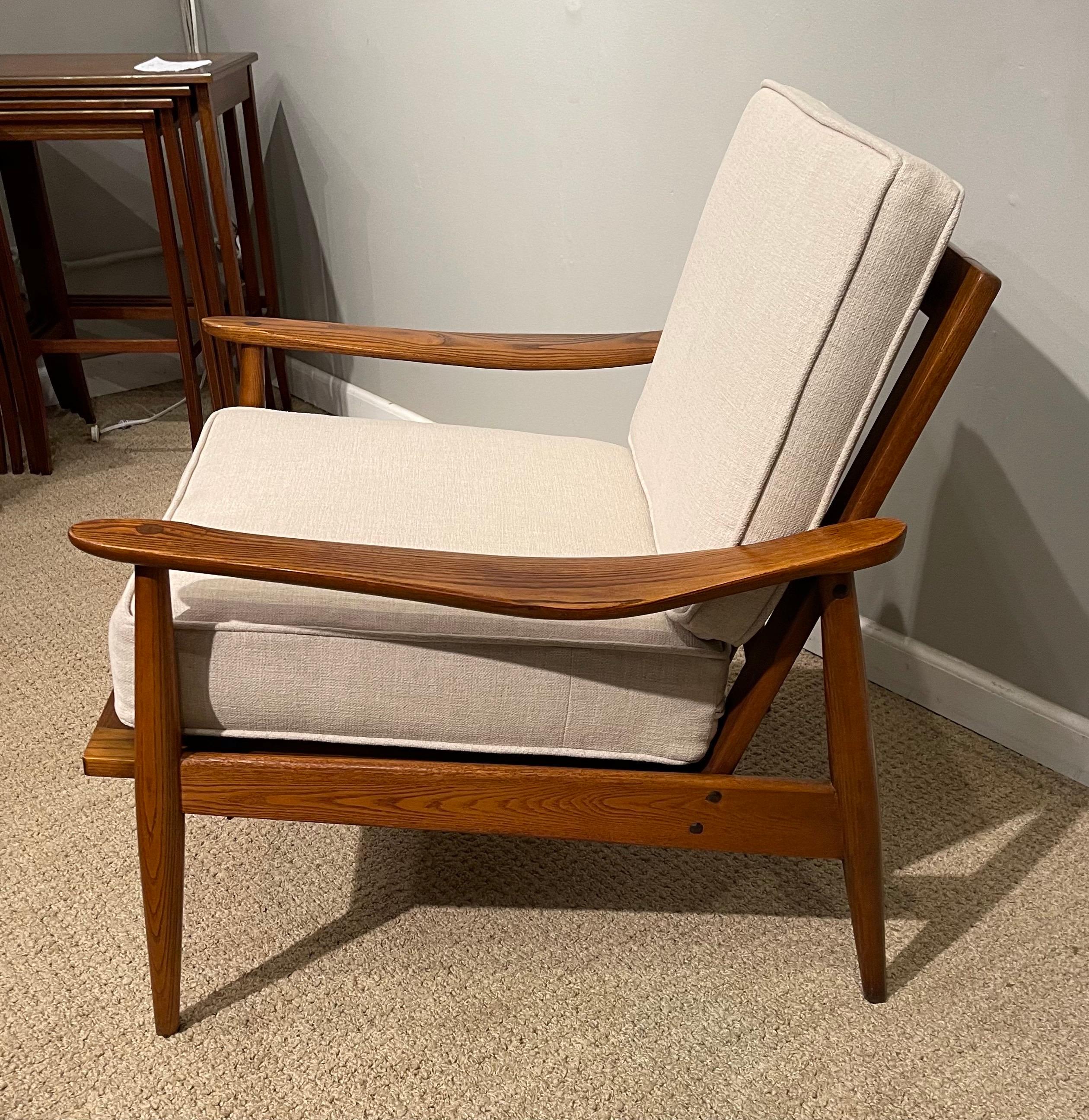Mid-Century Modern Armchair W New Seat & Back Cushions In Good Condition For Sale In New York, NY