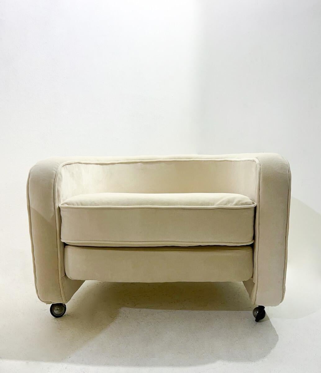 Mid Century Modern Armchair with Wheels 1970s - New Upholstery - 3 available In Good Condition For Sale In Brussels, BE