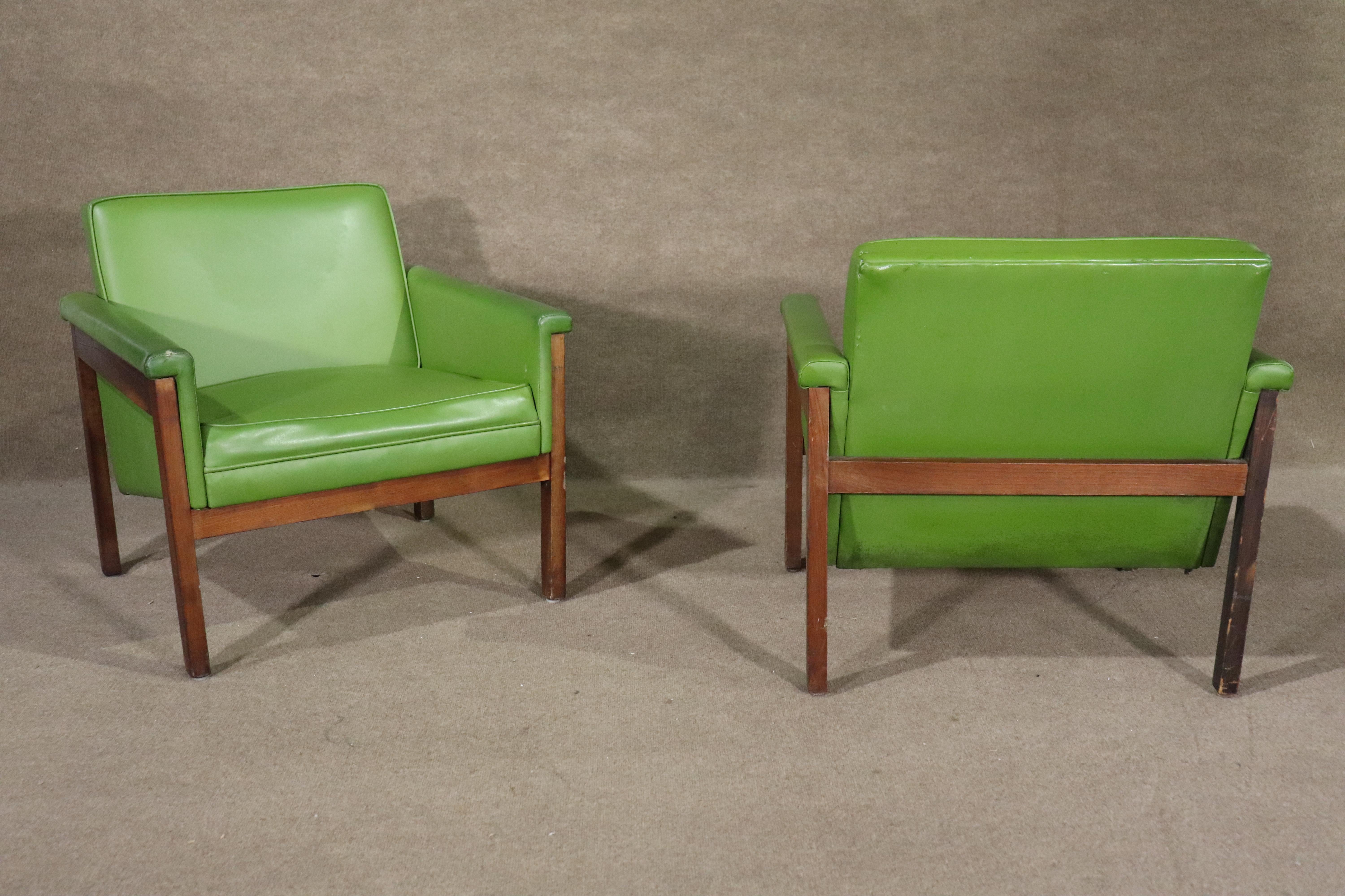 Pair of vintage modern office chairs with walnut wood frames. Handsome mid-century design for your living room.
Please confirm location NY or NJ