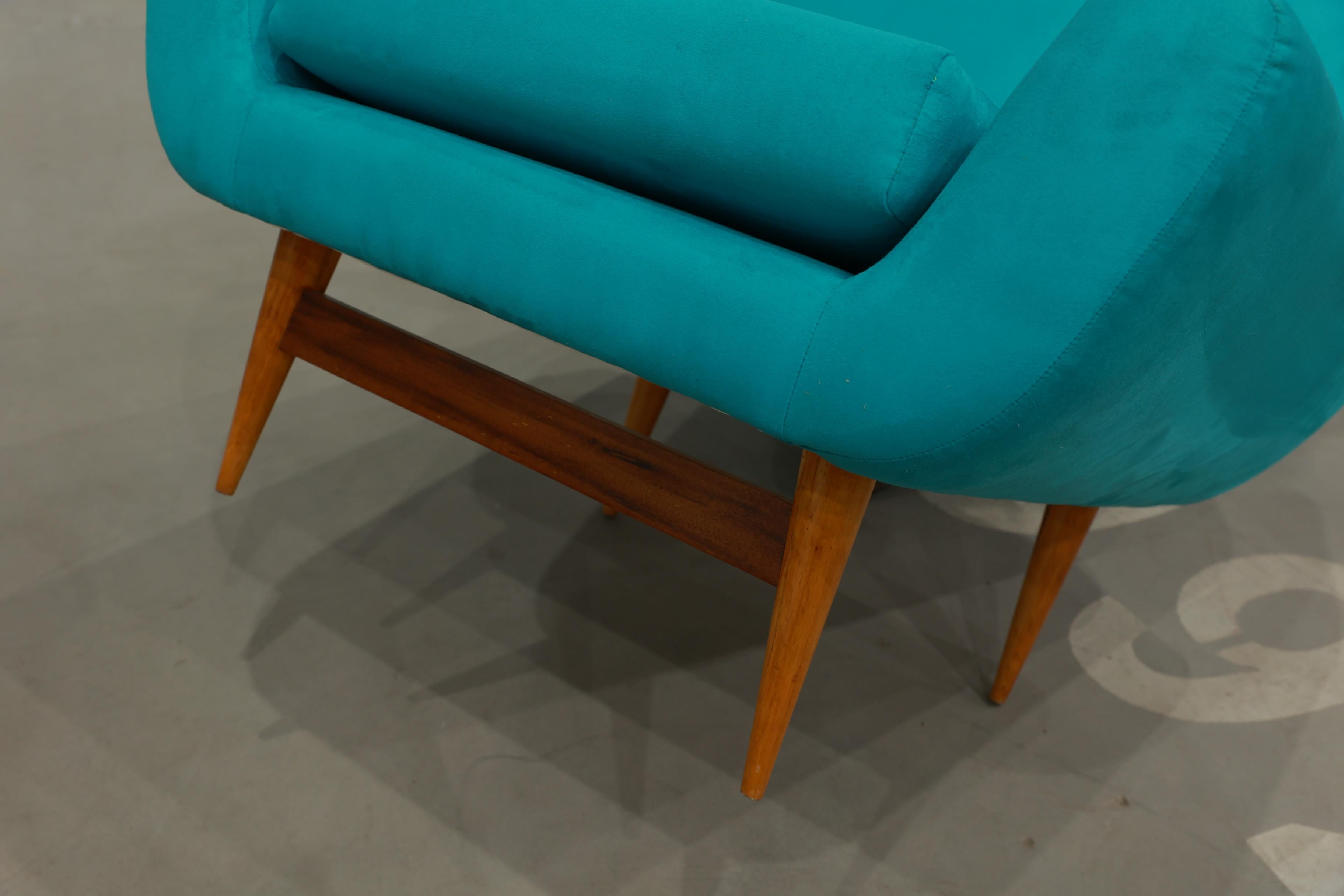 Fauteuils modernes du milieu du siècle en bois dur et en tissu, Unknown, c. 1960 en vente 2