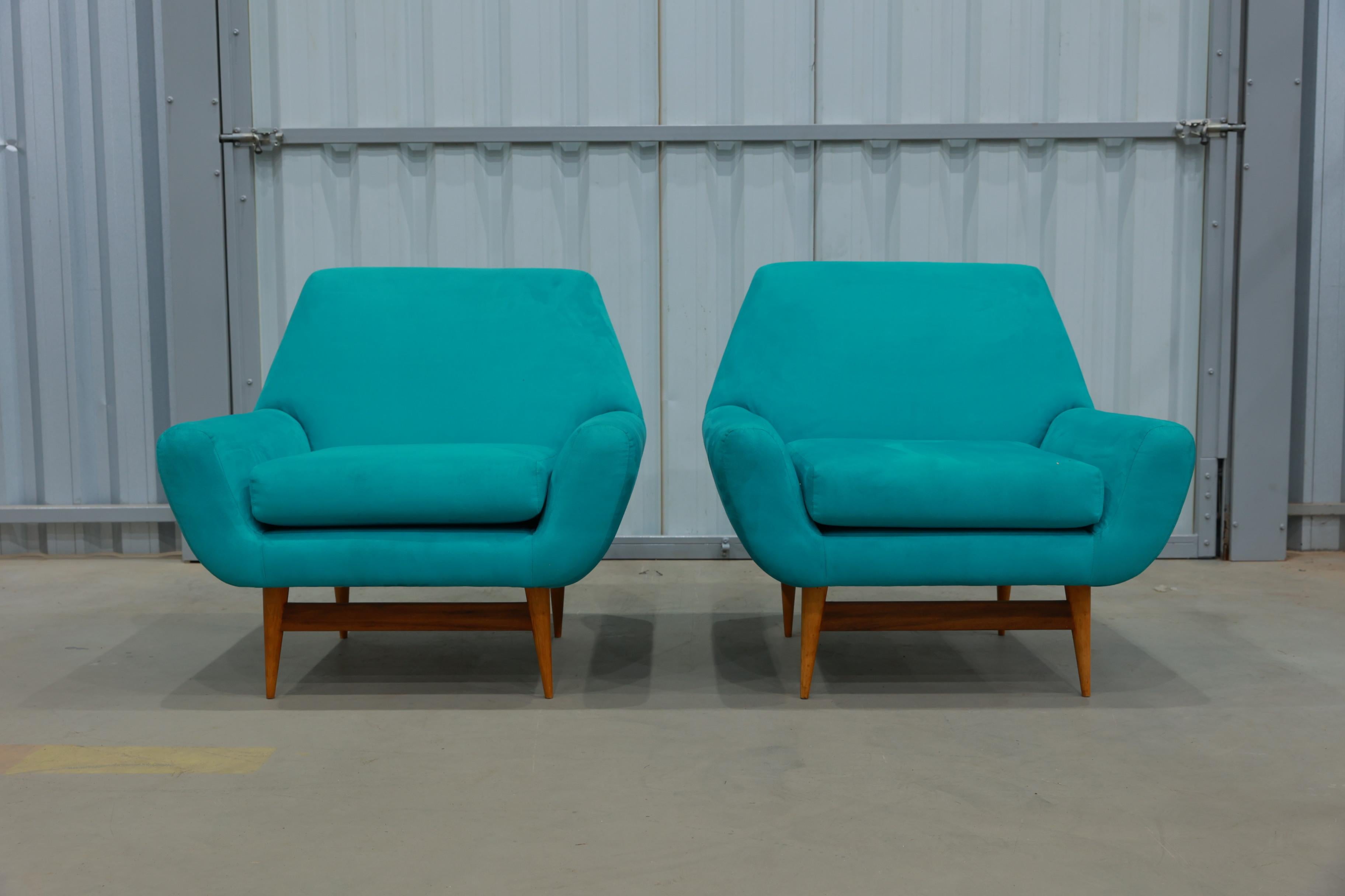 Disponible dès aujourd'hui, avec livraison nationale dans la région métropolitaine de New York incluse, ce Fauteuil moderne du milieu du siècle en bois dur et tissu, Inconnu, c. 1960 n'est rien de moins que magnifique !  

Ces fauteuils remarquables