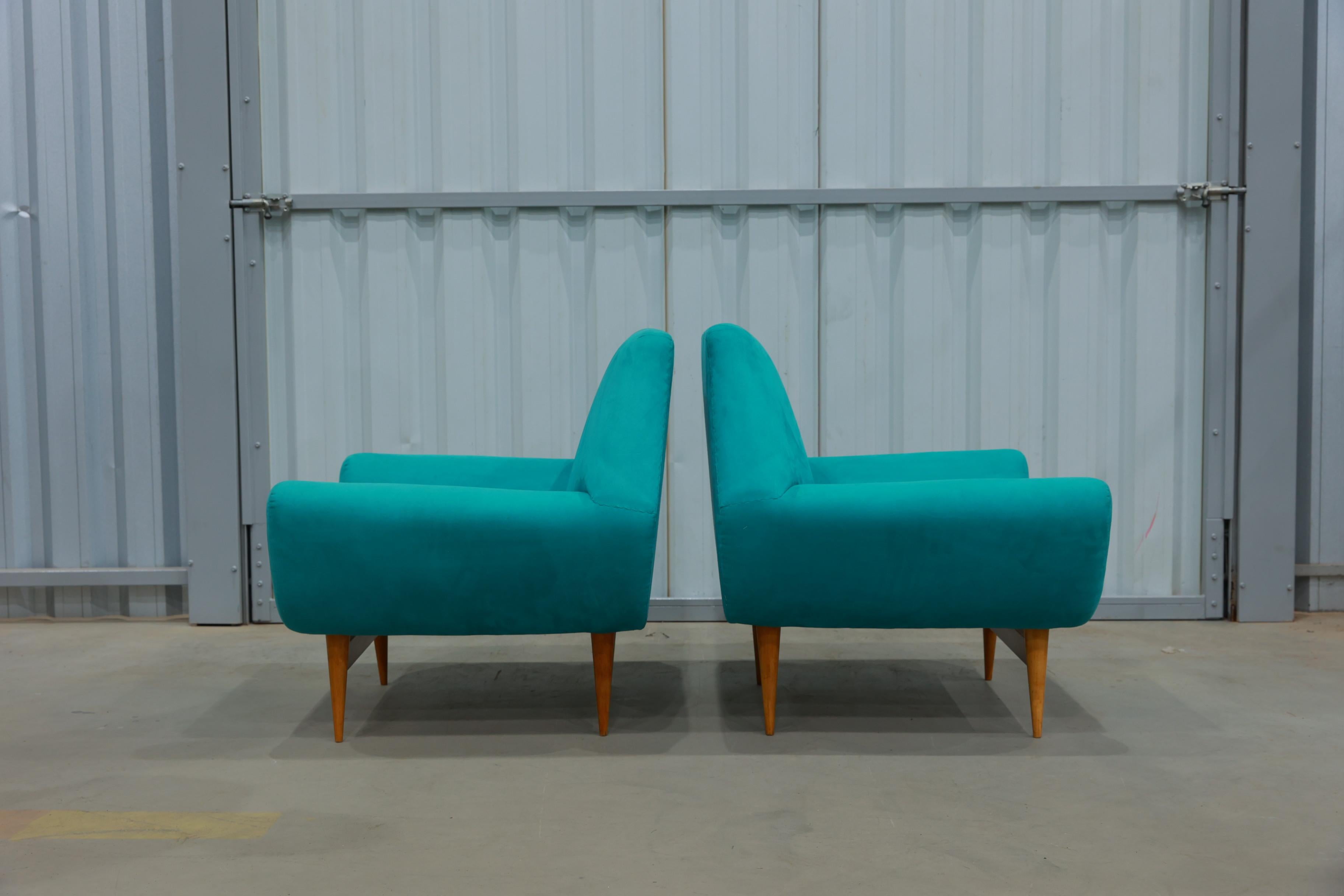 Brésilien Fauteuils modernes du milieu du siècle en bois dur et en tissu, Unknown, c. 1960 en vente