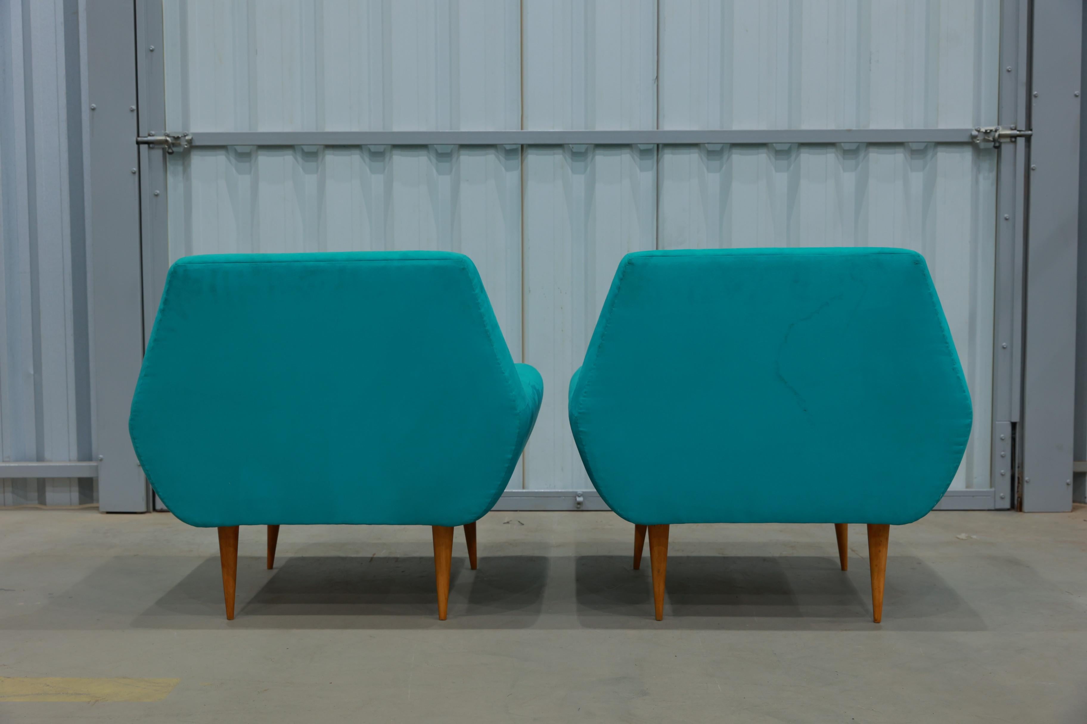 Travail du bois Fauteuils modernes du milieu du siècle en bois dur et en tissu, Unknown, c. 1960 en vente