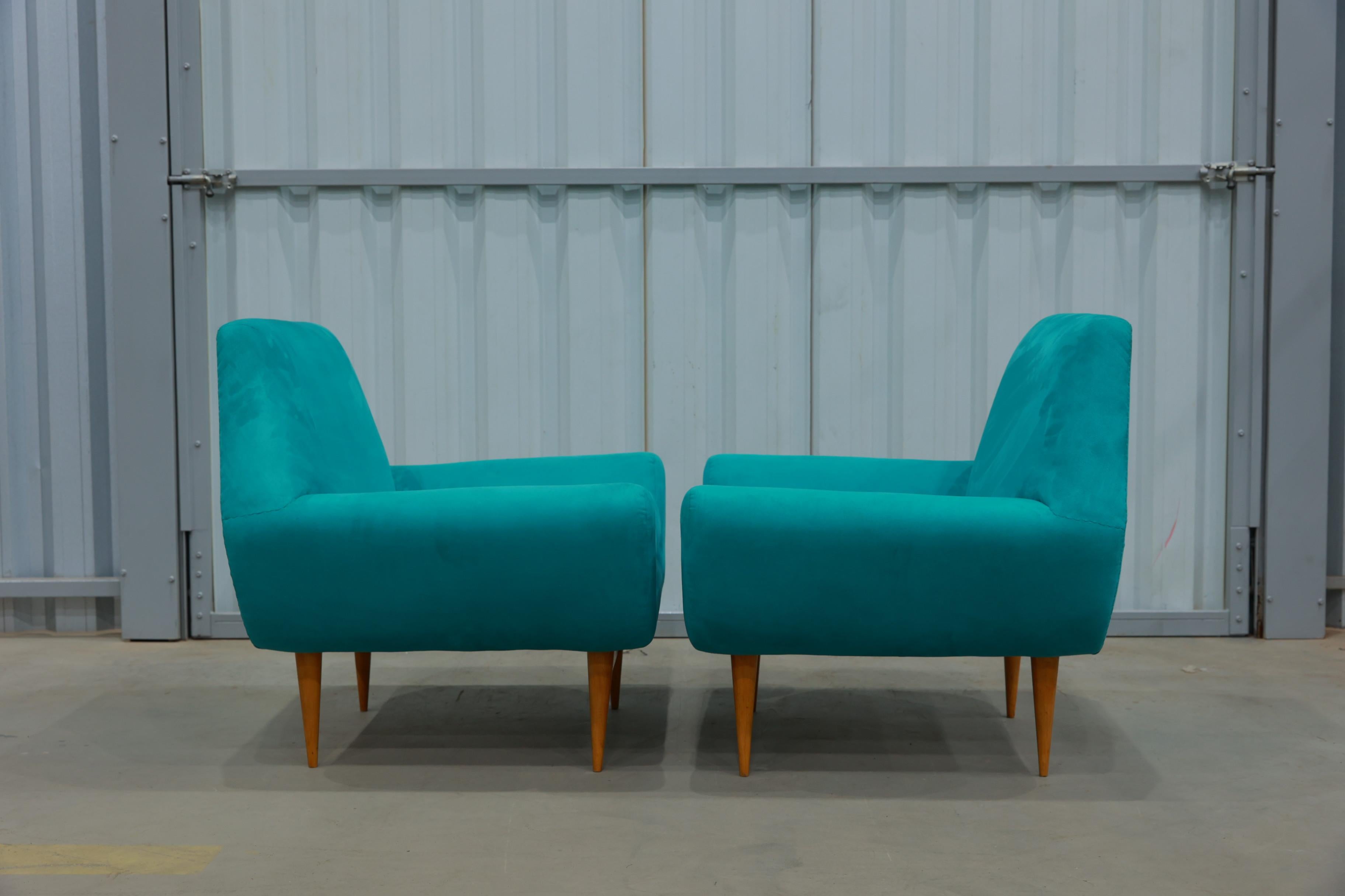 Fauteuils modernes du milieu du siècle en bois dur et en tissu, Unknown, c. 1960 Bon état - En vente à New York, NY