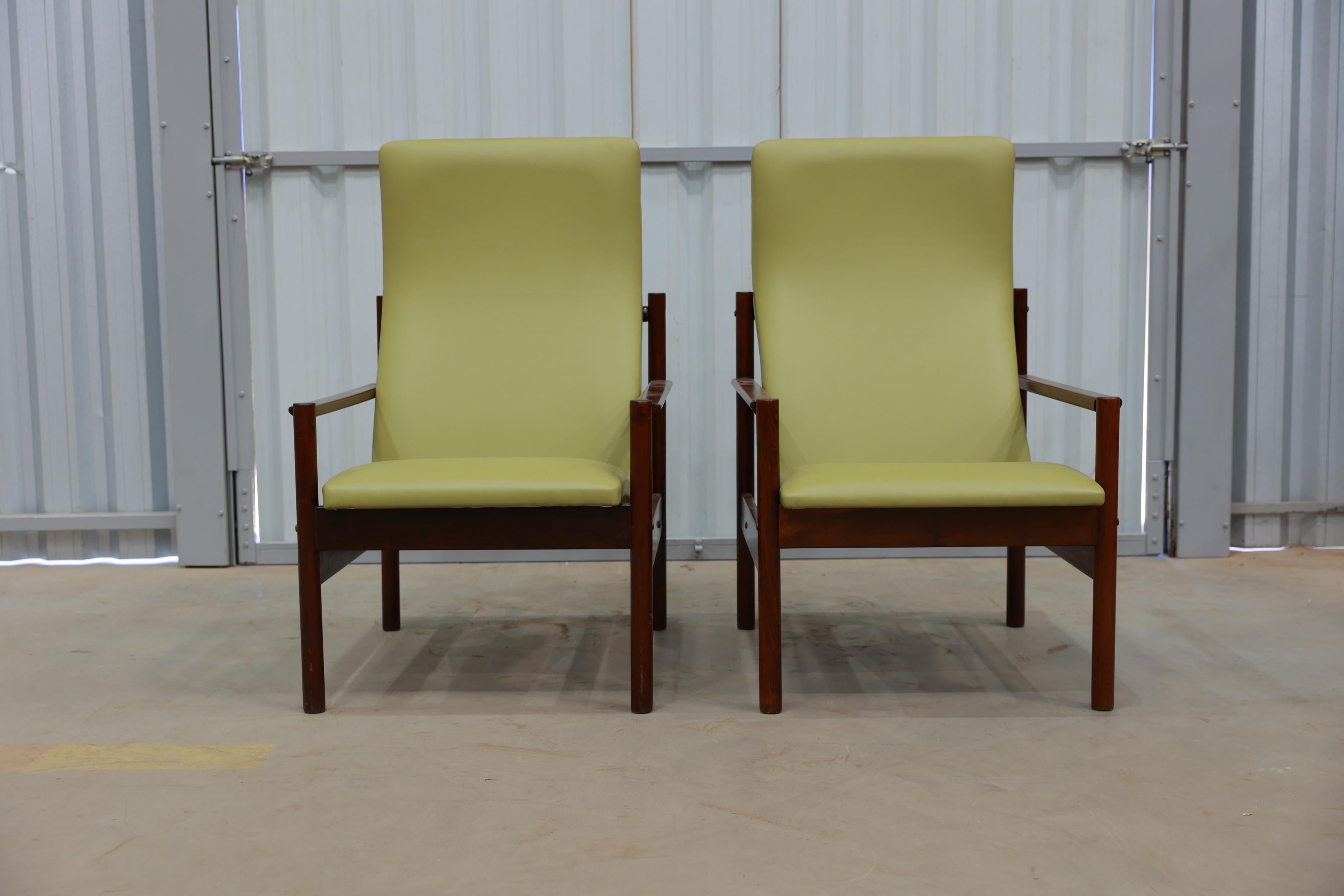 These sleek armchairs in Imbuia wood and reupholstered lime green leather were designed by Michael Arnault in the 1960s. In spite of their light structure, these chairs are very comfortable. This lot belonged to our wood restorer Paulo. This model
