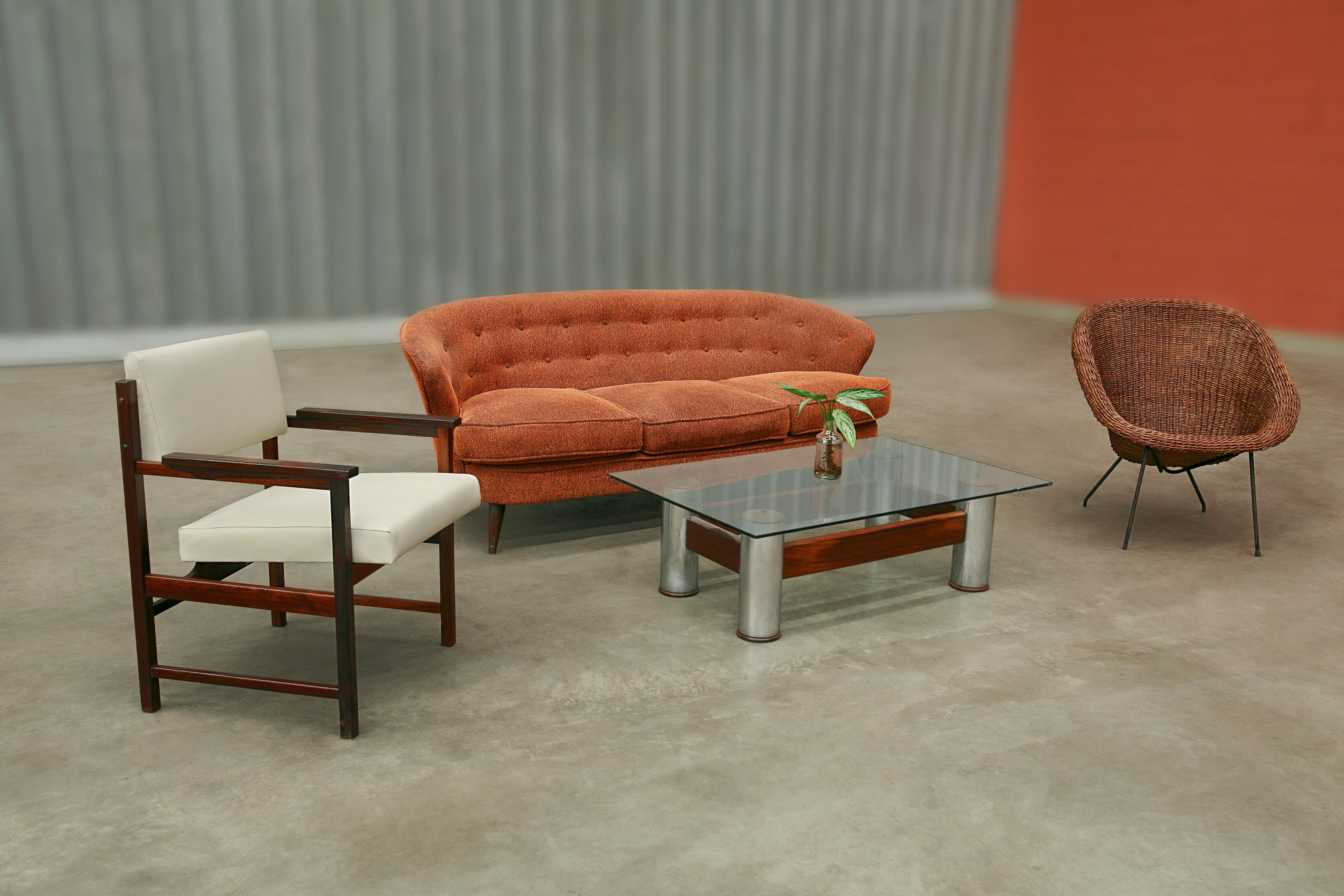Moderne Sessel aus Hartholz und beigefarbenem Leder aus der Mitte des Jahrhunderts, Bureau, 1960er Jahre, Brasilien im Angebot 4