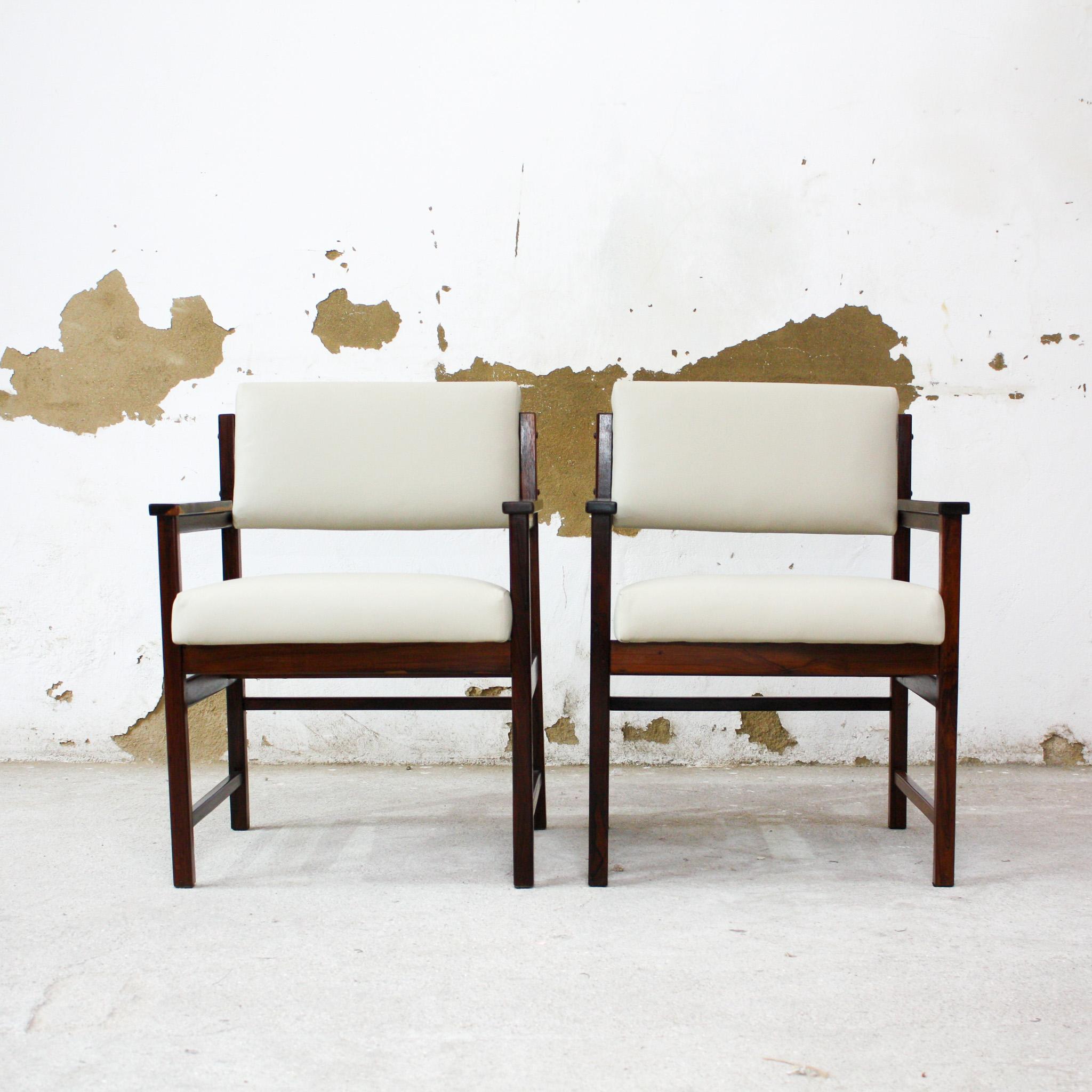 Diese einzigartigen modernen brasilianischen Sessel aus Hartholz und beigefarbenem Leder von Bureau Moveis aus den sechziger Jahren sind heute noch erhältlich und sind nichts weniger als wunderschön!

Die Sessel haben eine Holzstruktur aus massivem