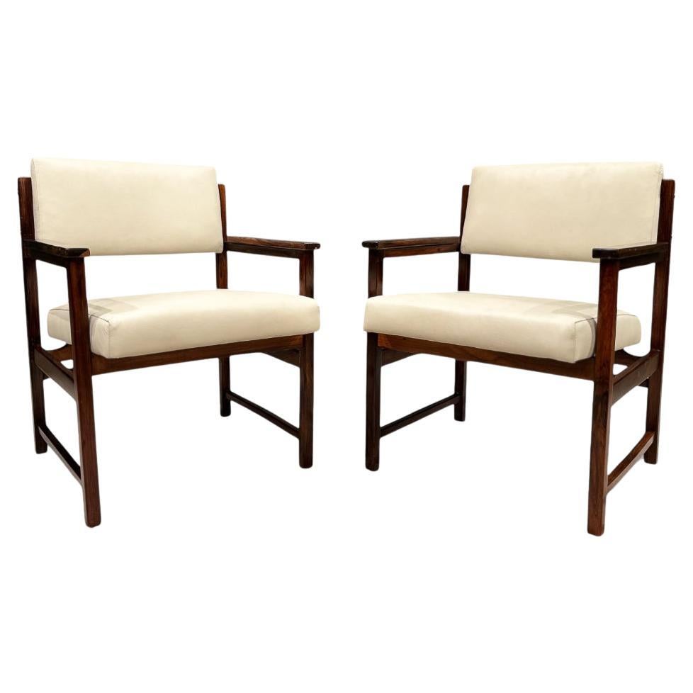 Disponibles aujourd'hui, ces fauteuils modernes brésiliens en bois dur et cuir beige, uniques en leur genre, créés par Bureau Moveis dans les années 60, ne sont rien de moins que magnifiques !

Les fauteuils ont une structure en bois massif de