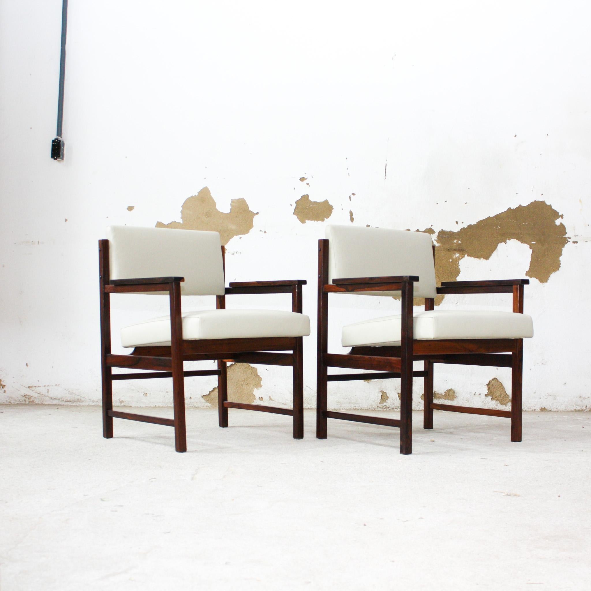 Moderne Sessel aus Hartholz und beigefarbenem Leder aus der Mitte des Jahrhunderts, Bureau, 1960er Jahre, Brasilien (Holzarbeit) im Angebot