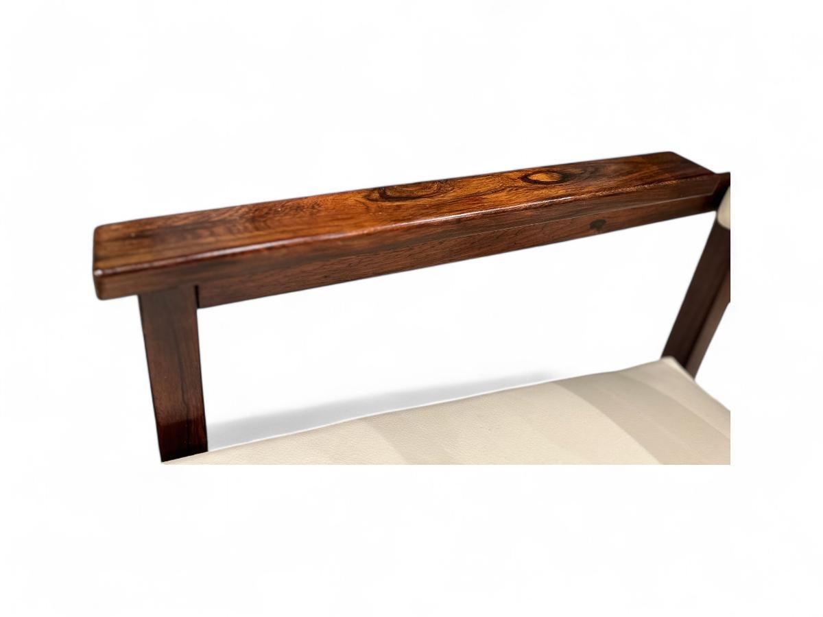 Travail du bois Bureau de style mi-siècle moderne en bois de feuillus et cuir beige, années 1960, Brésil en vente