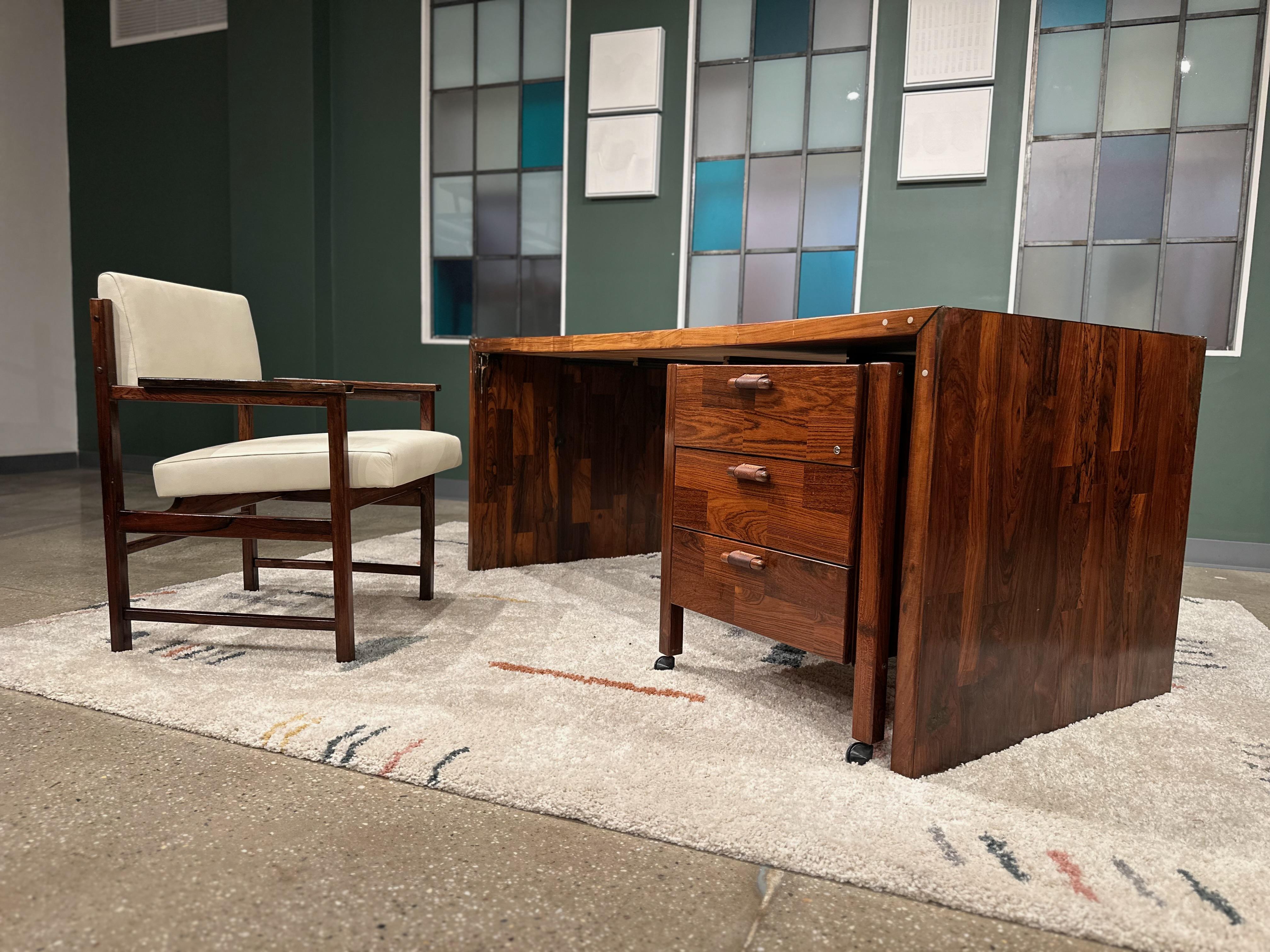 Bureau de style mi-siècle moderne en bois de feuillus et cuir beige, années 1960, Brésil en vente 1