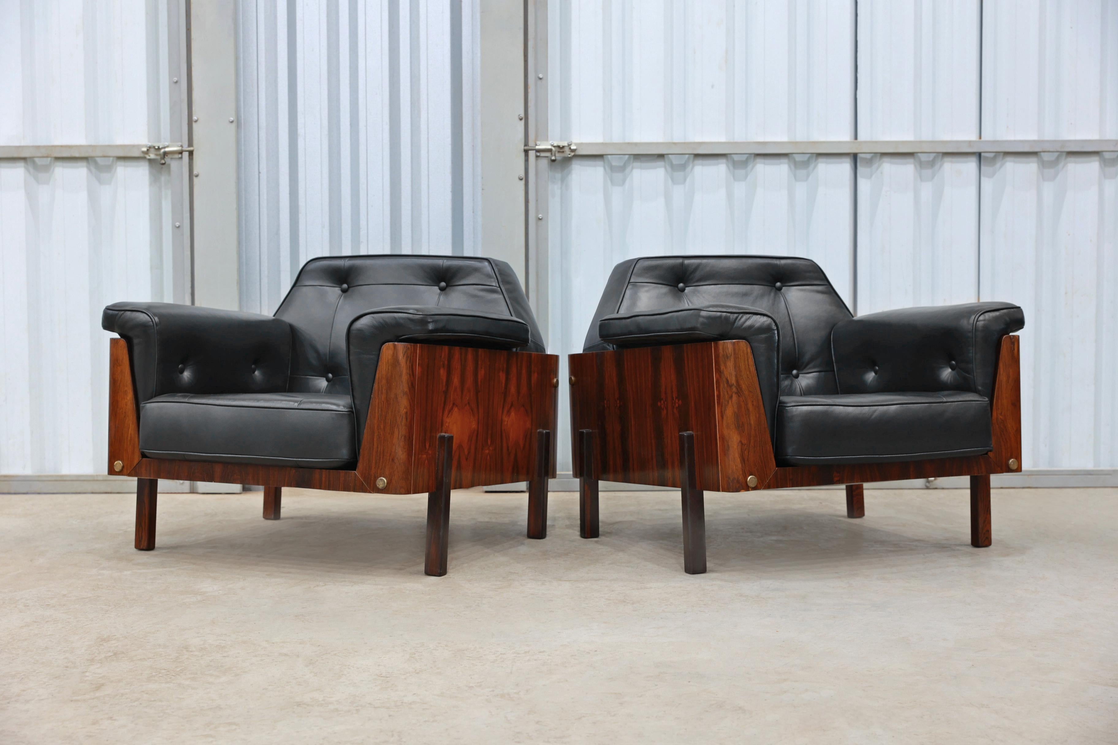 Brazilian Mid-Century Modern Armchairs in Rosewood & Black Leather by Bertomeu, Brazil For Sale