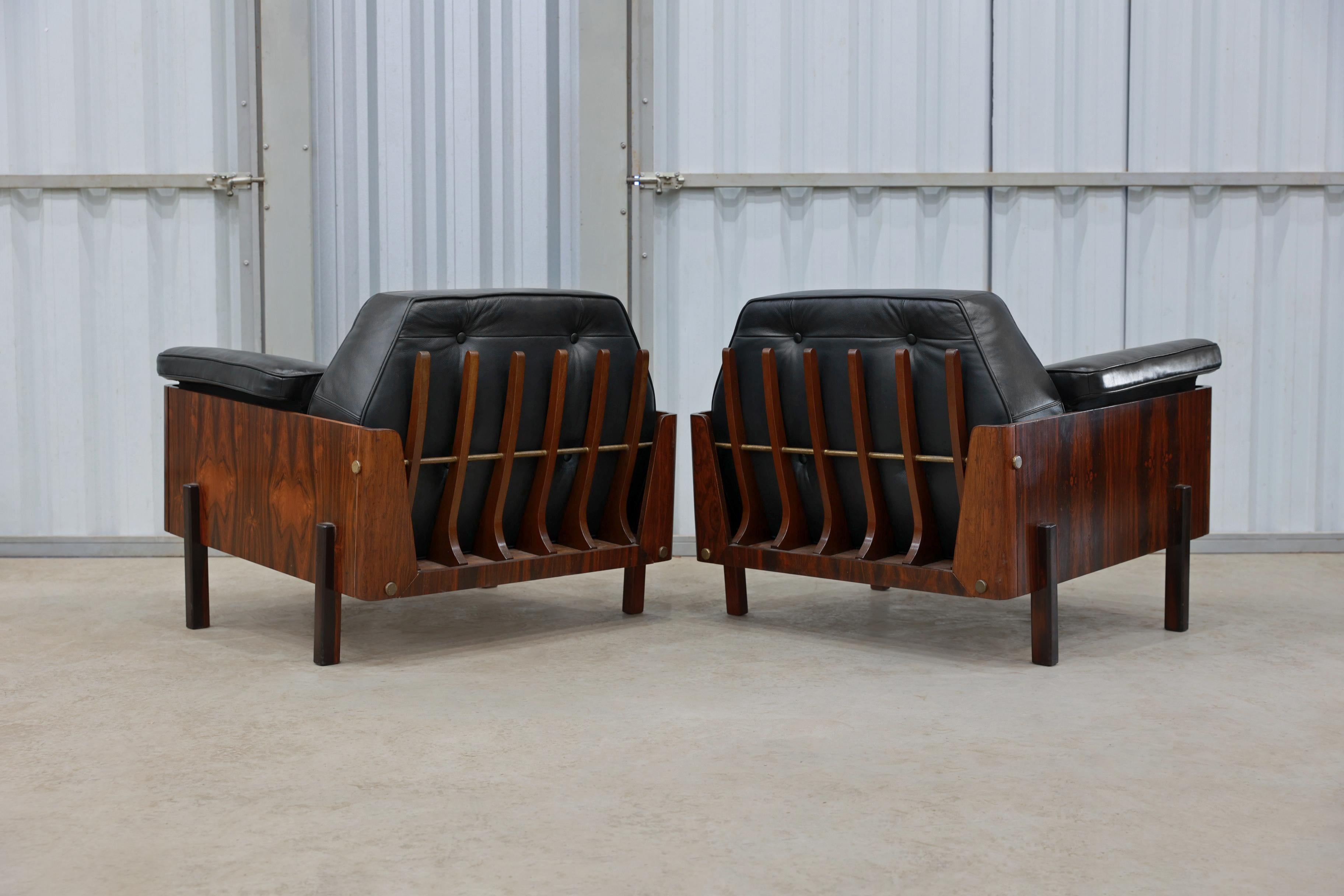 Mid-Century Modern Armchairs in Rosewood & Black Leather by Bertomeu, Brazil In Good Condition For Sale In New York, NY