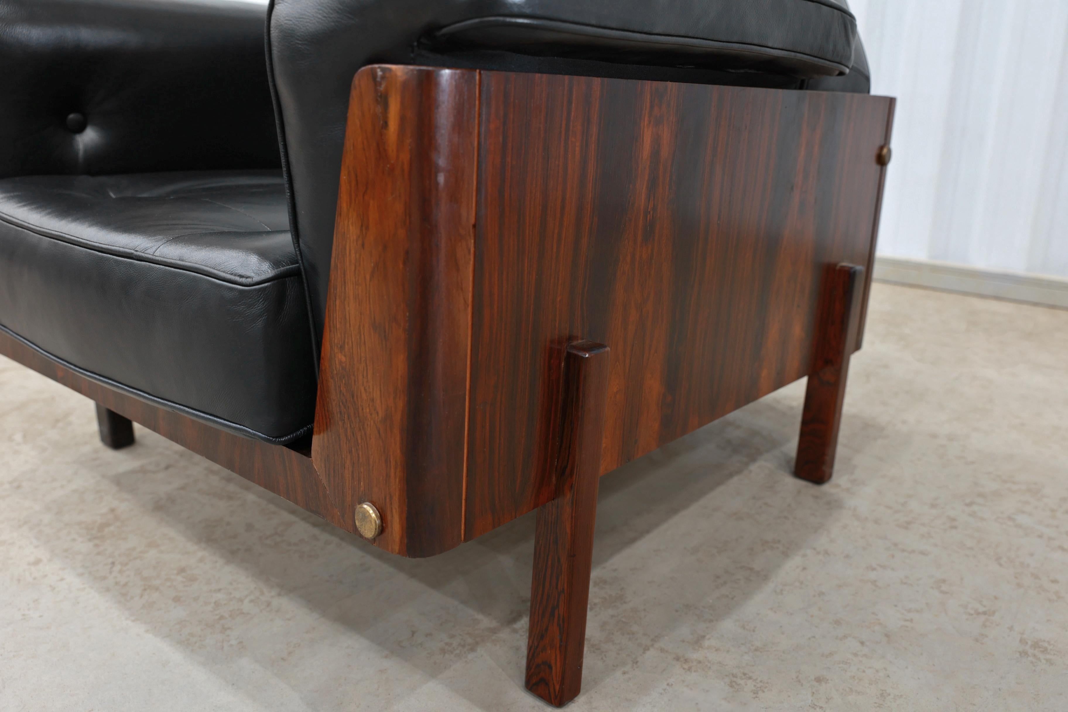 Mid-Century Modern Armchairs in Rosewood & Black Leather by Bertomeu, Brazil For Sale 3