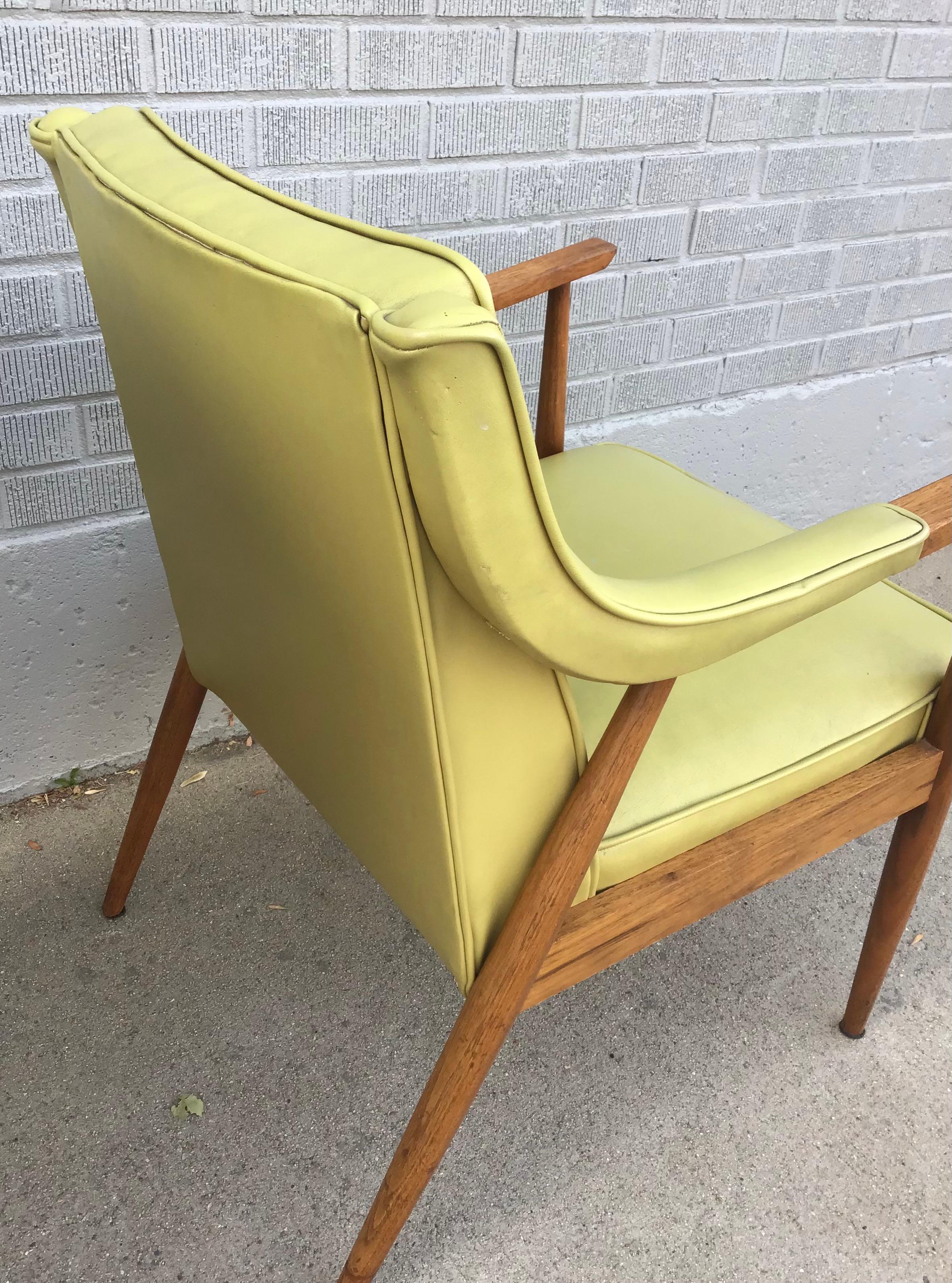Poltrone moderne della metà del secolo nello stile di Adrian Pearsall, una coppia in vendita 3