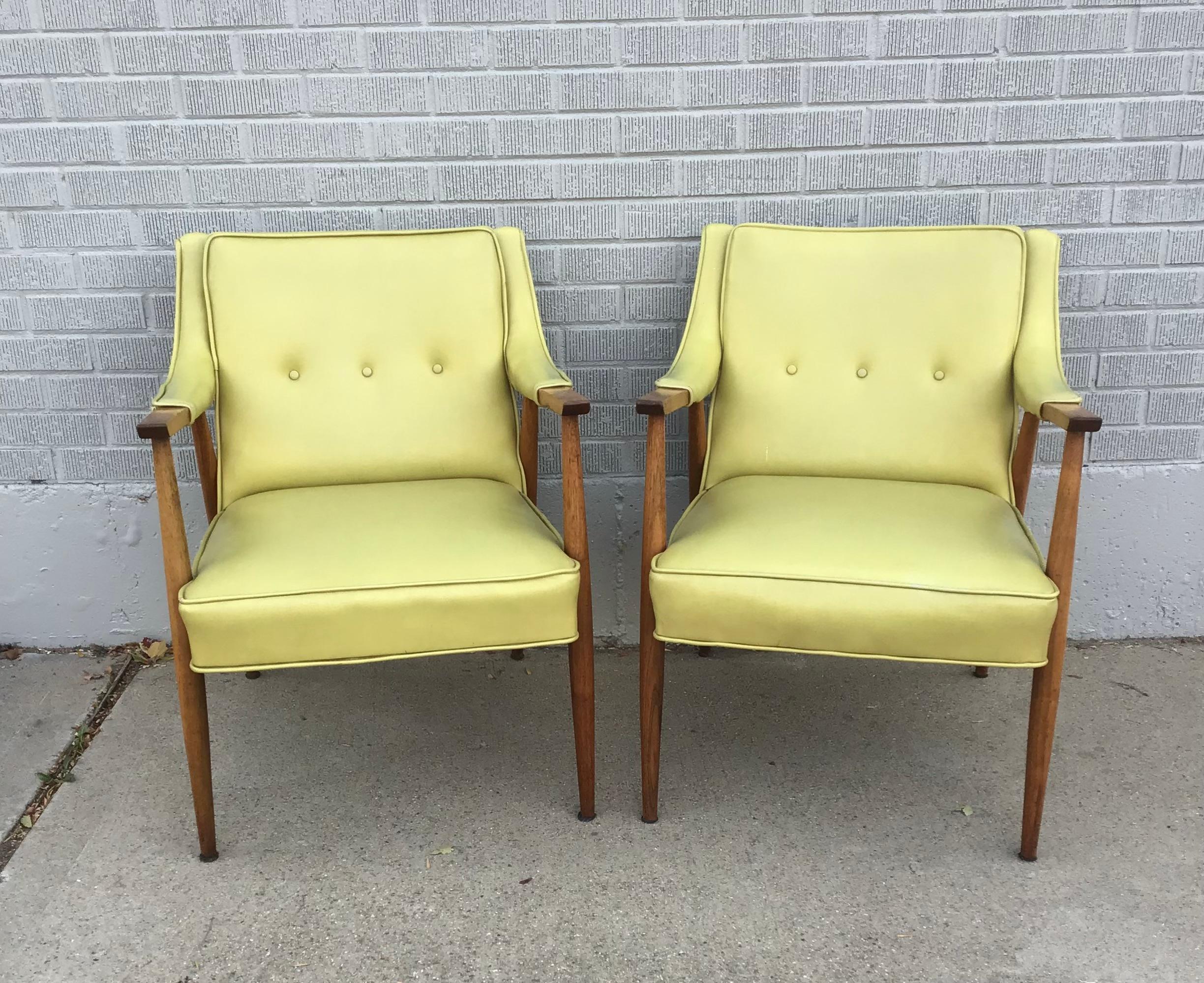Una bella coppia di poltrone moderne di metà secolo nello stile di Adrian Pearsall.

Misure: Altezza 31