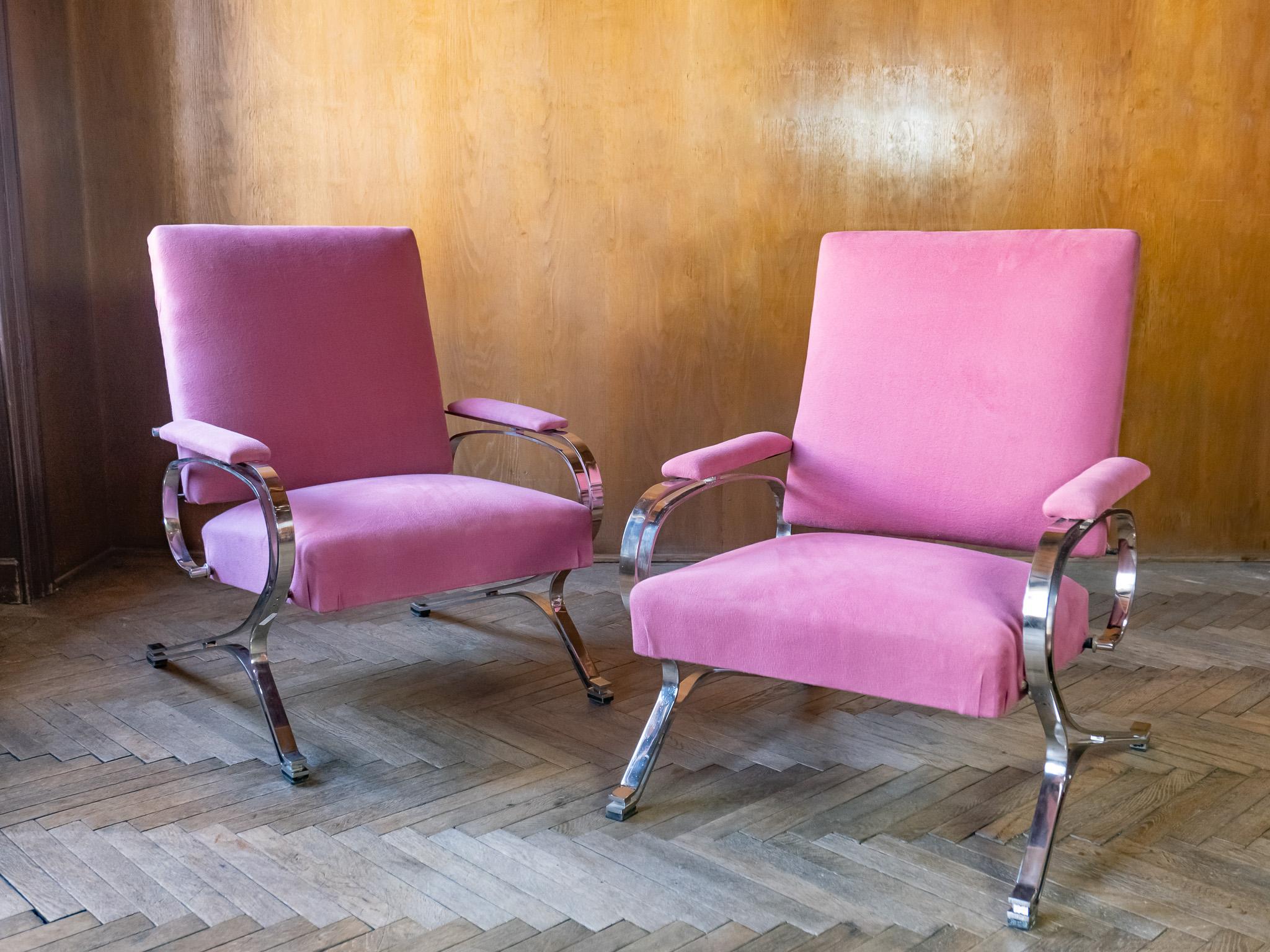 Mid-Century Modern armchairs by Gianni Moscatelli for Formanova, Italy 1970s

This very rare pair of pink lounge chairs named “Micaela” by Gianni Moscatelli are made of a shiny steel construction with a soft, pink upholstery. Due to their spring