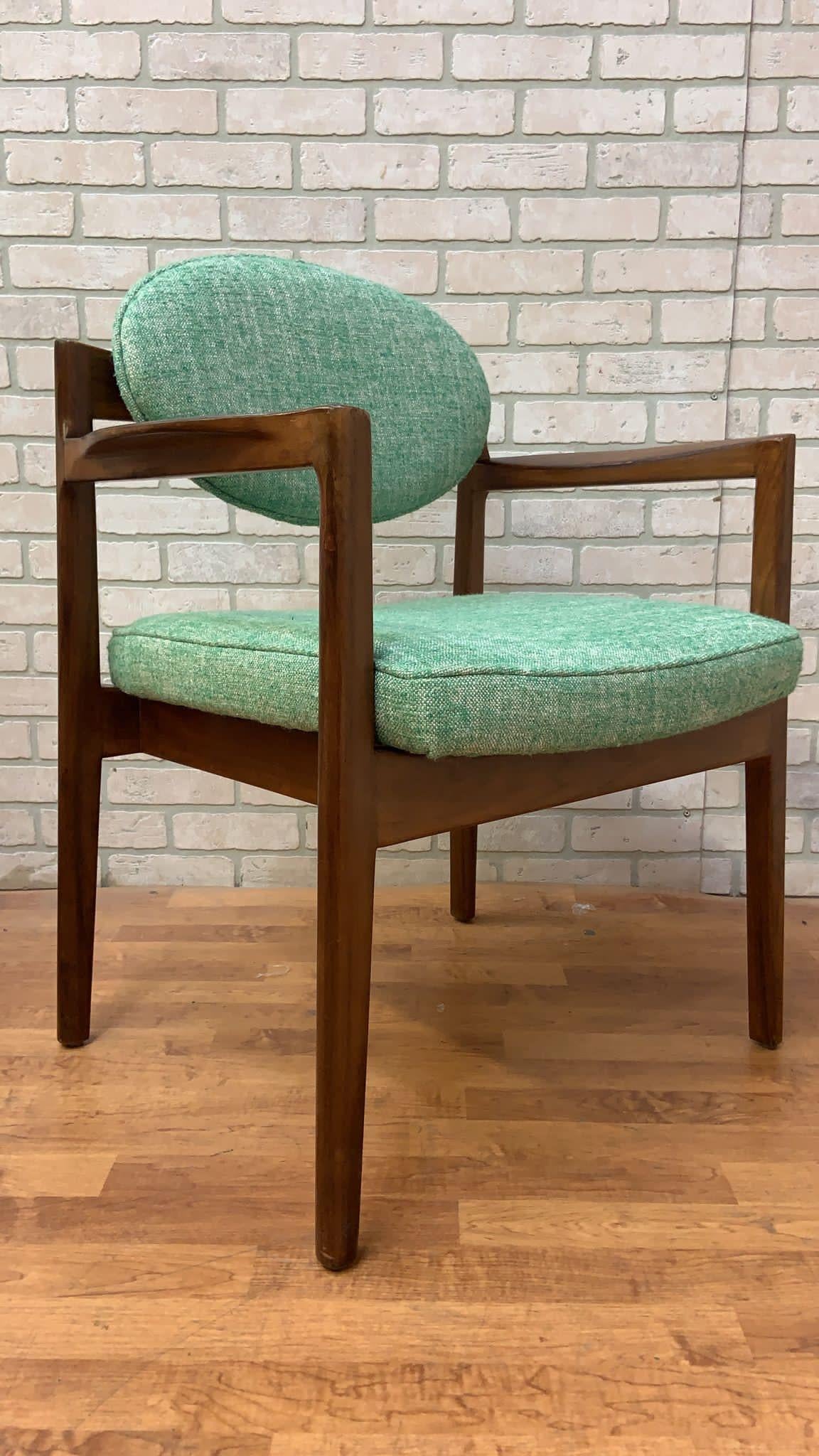 Mid Century Modern Oval-Back Armchairs by Jens Risom Newly Reupholstered - Pair For Sale 1