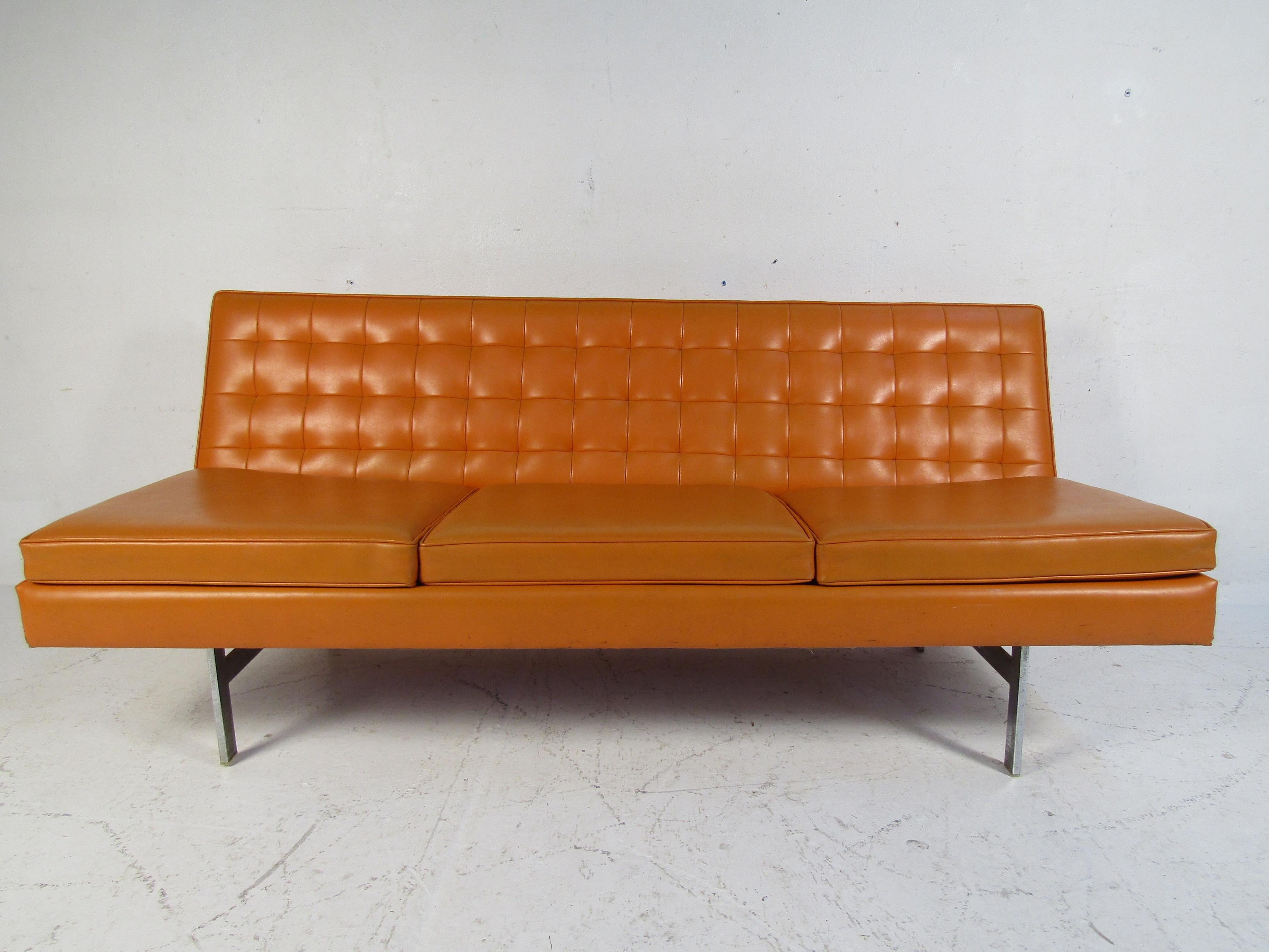Langes Sofa mit getufteter Rückenlehne aus orangefarbenem Vinyl. Schlanke, moderne Form mit Metallbeinen.
(Bitte bestätigen Sie den Standort des Artikels - NY oder NJ - mit dem Händler).
  