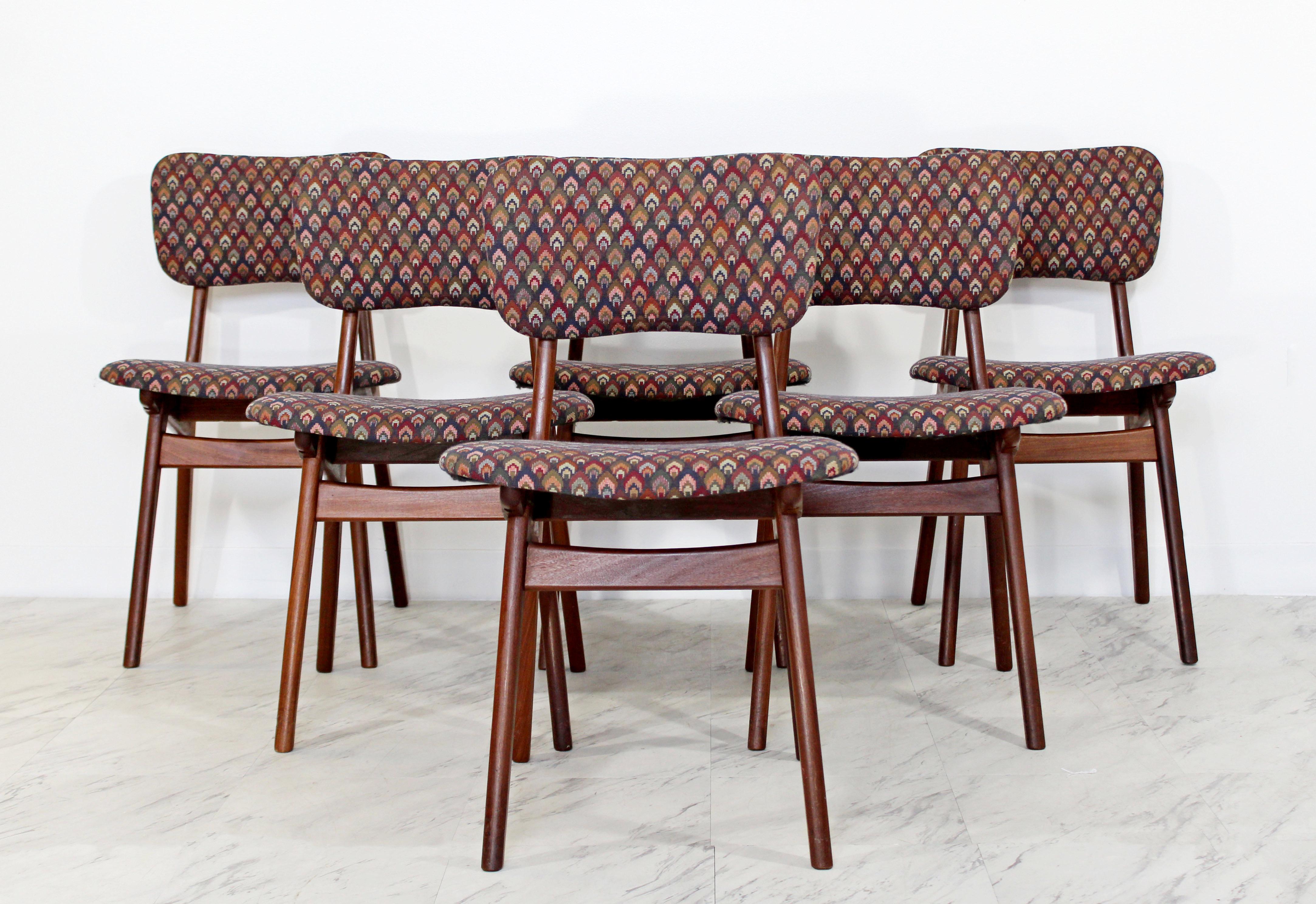 Wir bieten Ihnen eine wunderbare Teakholz-Essgarnitur:: bestehend aus einem runden Tisch:: der sich mit zwei Blättern zu einer ovalen Form erweitern lässt:: und sechs Beistellstühlen:: entworfen von Arne Hovmand Olsen von Silkeborg:: hergestellt in