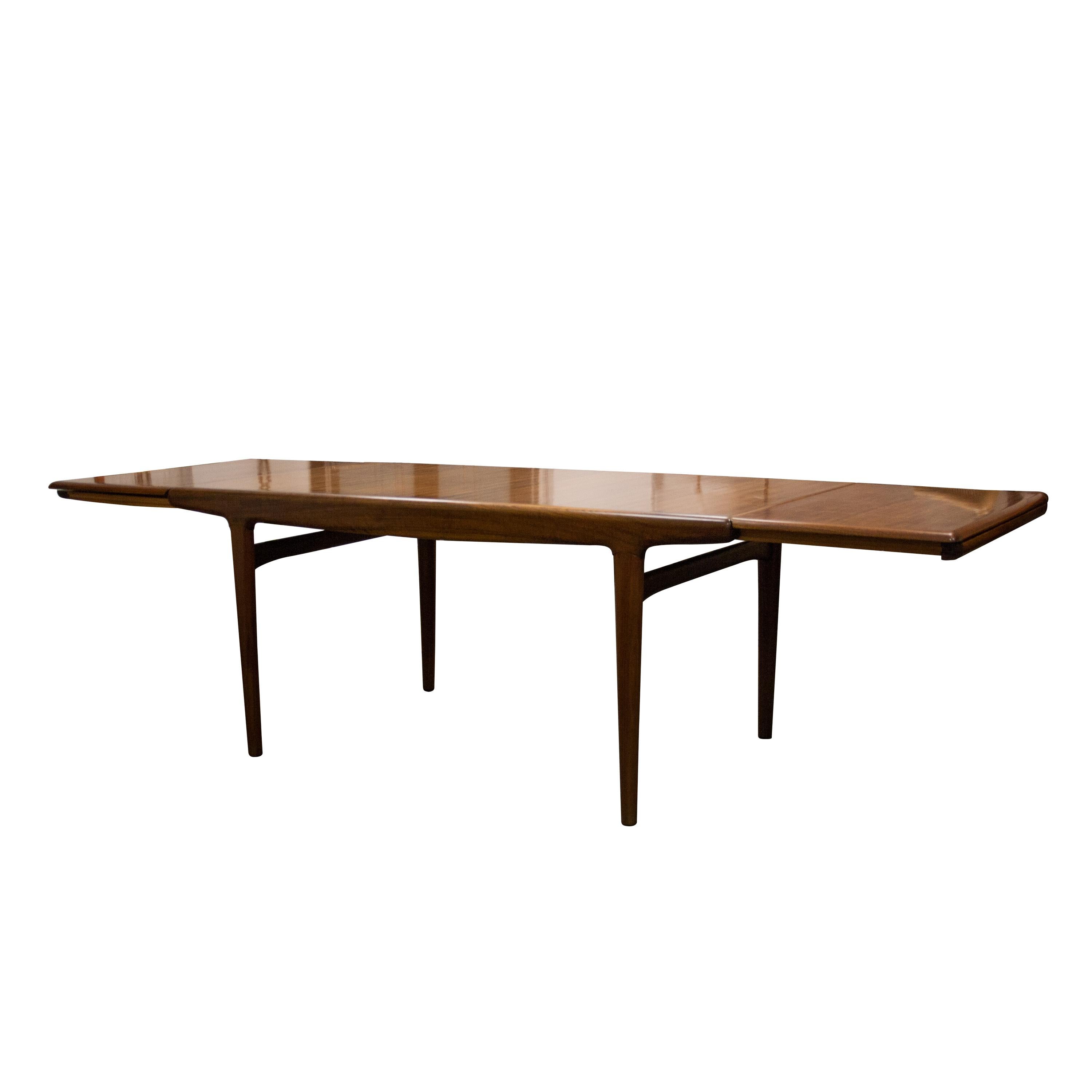 Mid-Century Danish teak extendable dining table designed by Arne Hovmand-Olsen for Mogens Kold in 1950´s. The table is compose of a central structure softly curved with a extendable leaf of 50cm at two of it´s sides.

Closed table measures: 170 x 90