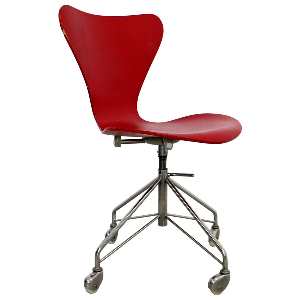 Mid-Century Modern Arne Jacobsen Fritz Hansen Danish Chair Model 3117 1950s Red