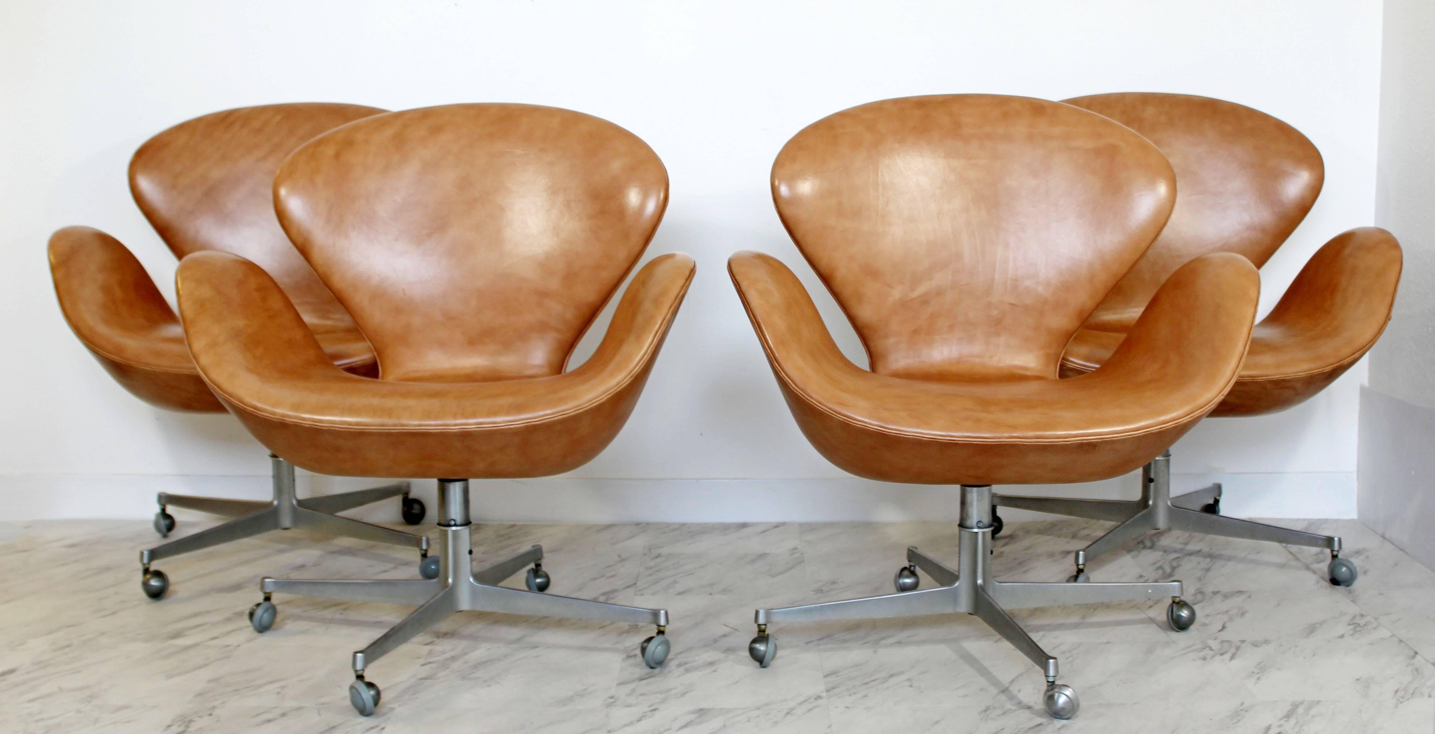 For your consideration is a magnificent pair of swivel, swan chairs on casters, by Arne Jacobsen for Fritz Hansen, circa the 1960s in Denmark. In a gorgeous leather upholstery. In excellent condition. The dimensions are 30