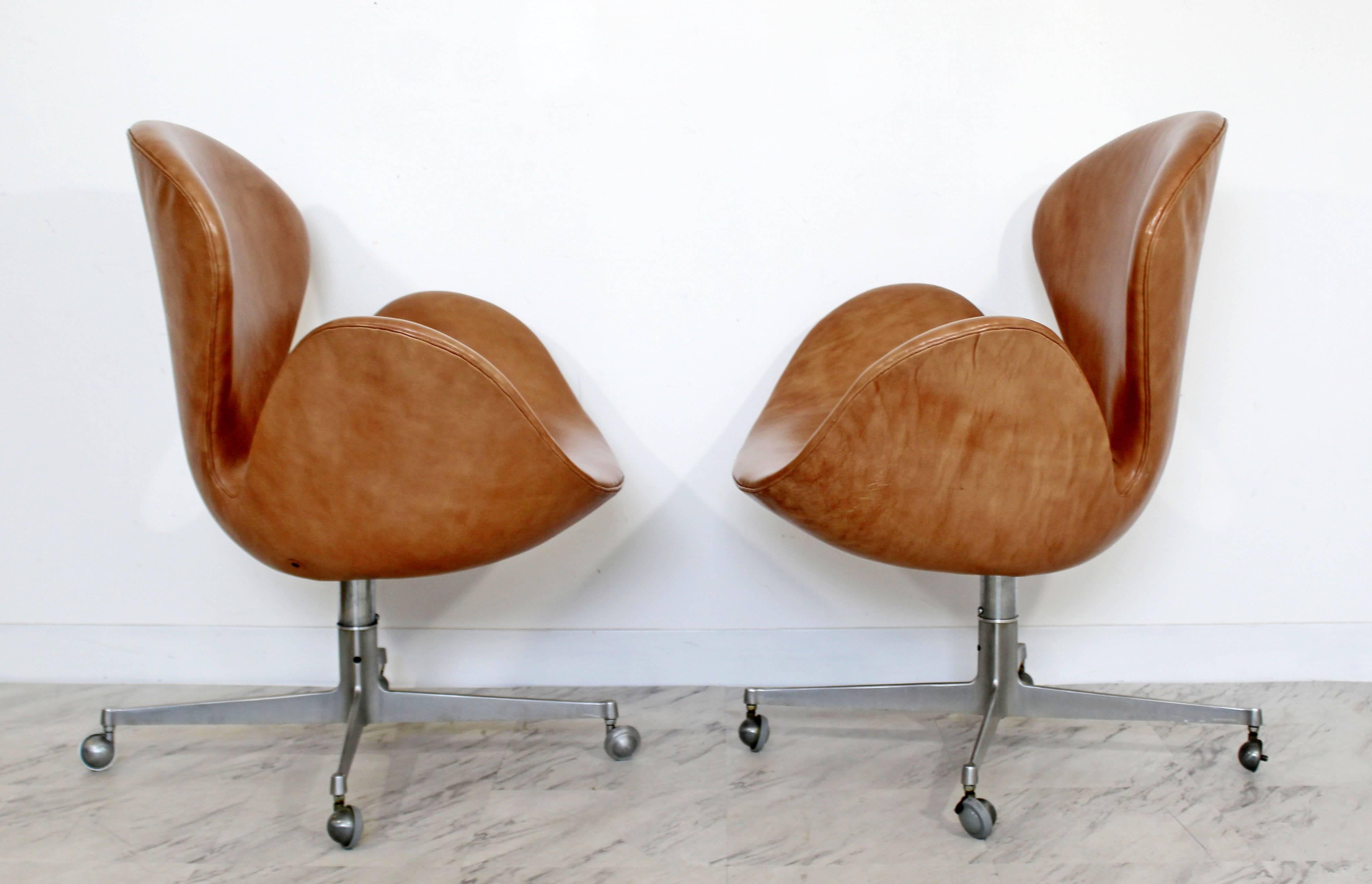 Mid-Century Modern Arne Jacobsen Fritz Hansen Set of Four Leather Swan Chairs 1