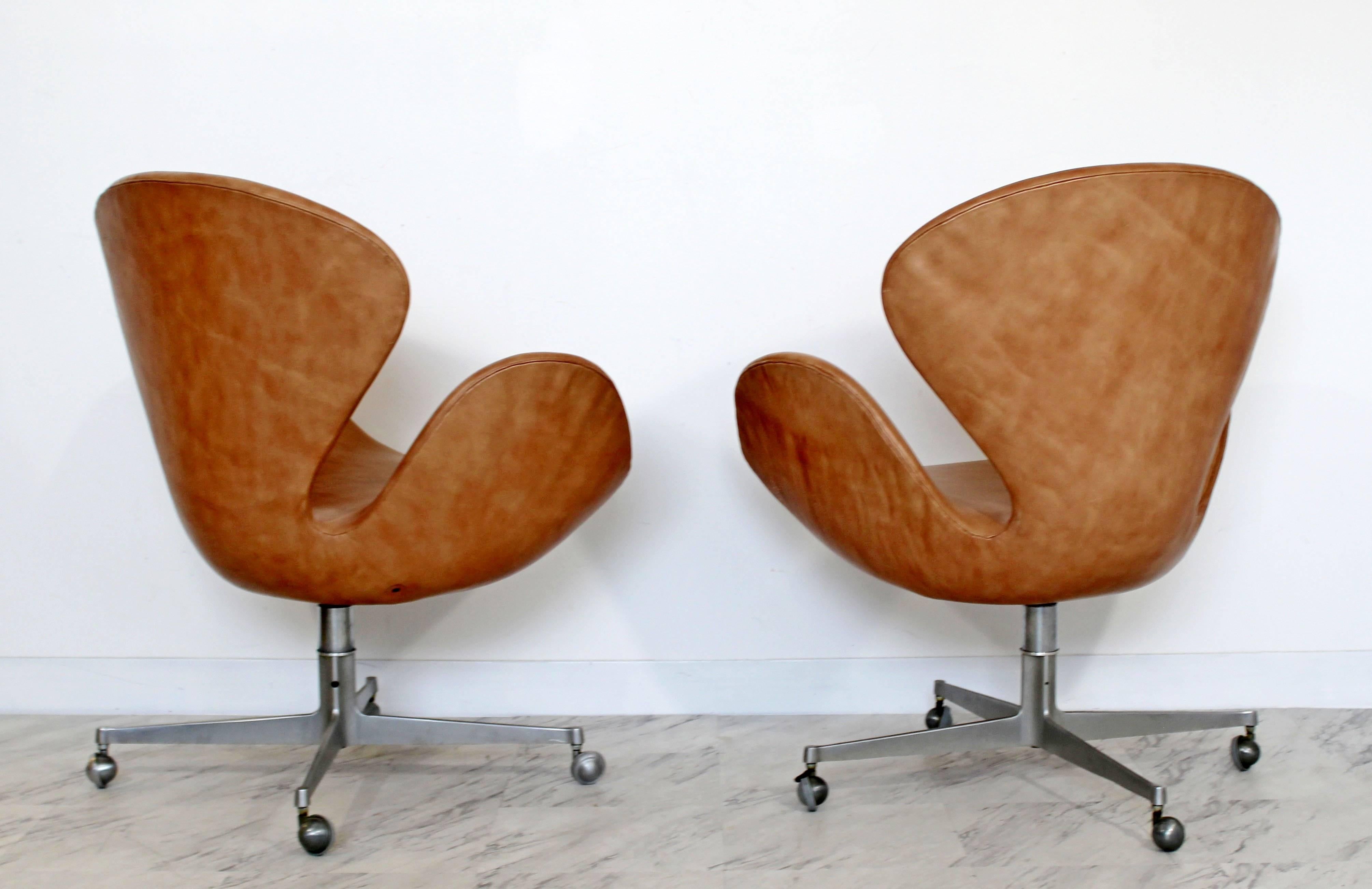 Mid-20th Century Mid-Century Modern Arne Jacobsen Frtiz Hansen Pair Swivel Leather Swan Chairs