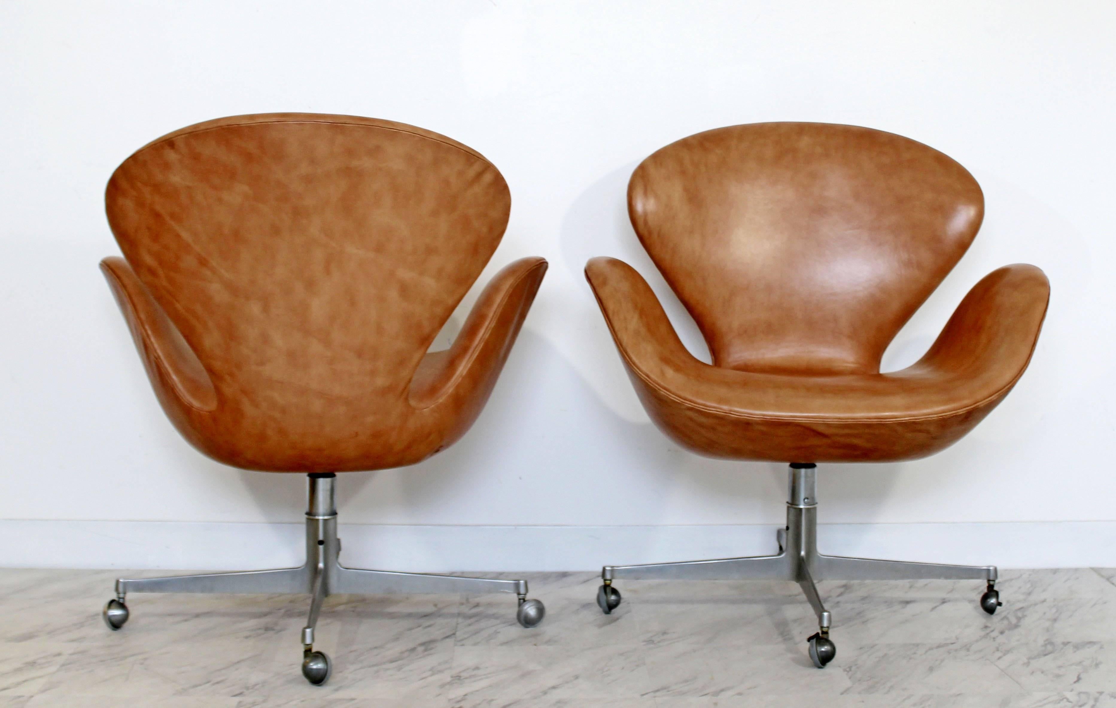 Mid-Century Modern Arne Jacobsen Frtiz Hansen Pair Swivel Leather Swan Chairs 1
