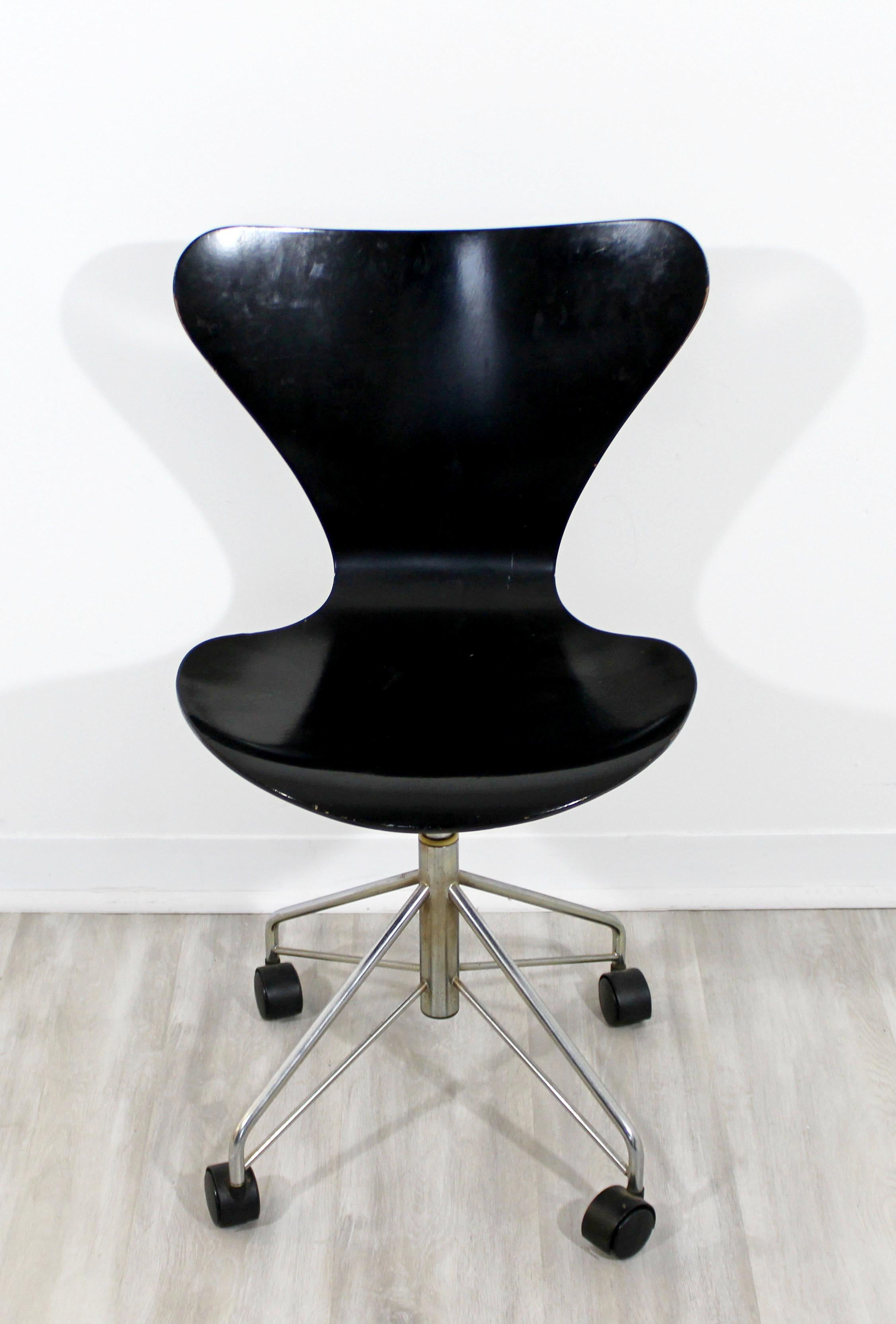 For your consideration is a beautiful, rolling accent side chair, made in Denmark, by Arne Jacobsen for Fritz Hansen, model #3117, circa 1950s. In very good vintage condition. The dimensions are 18
