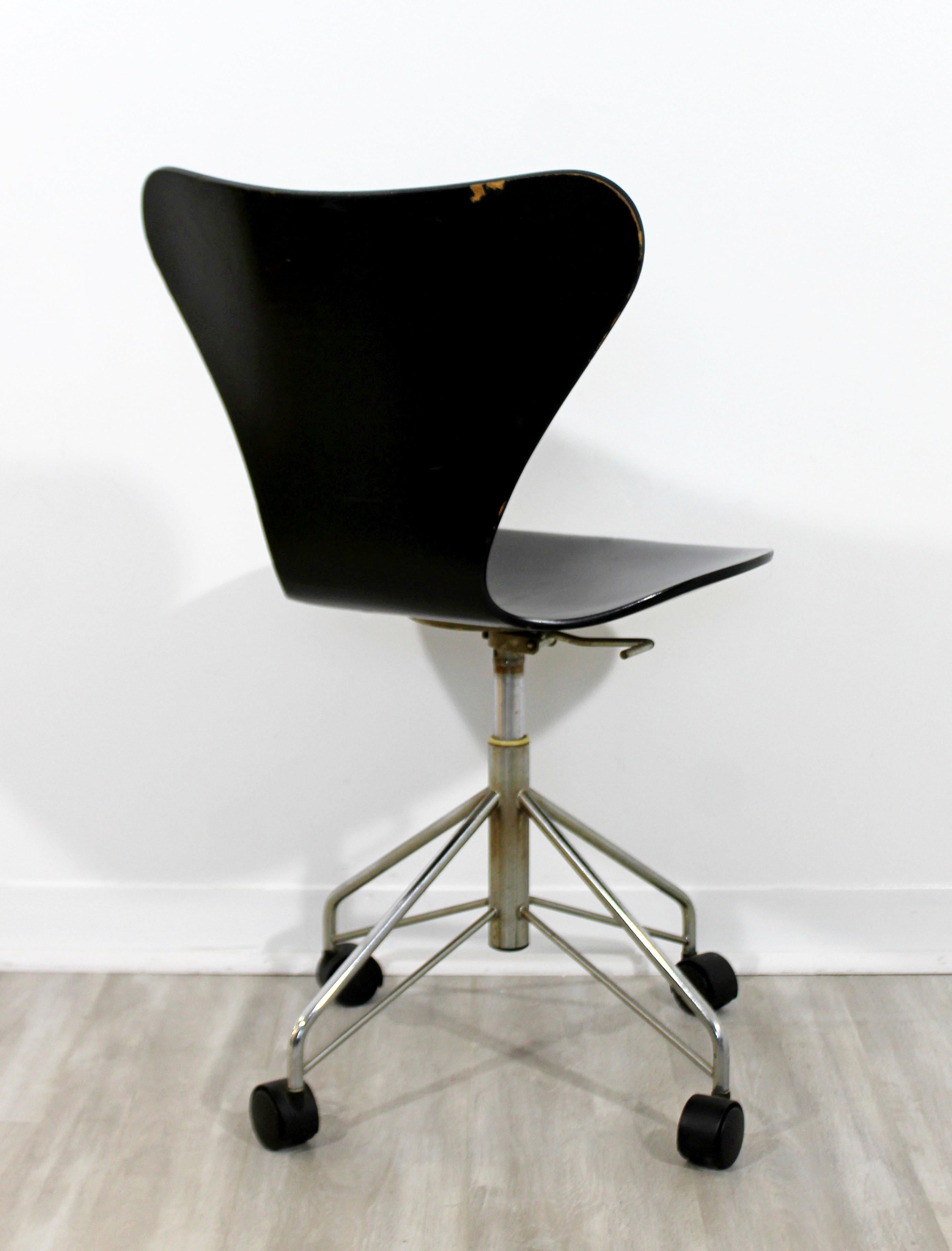 Wood Mid-Century Modern Arne Jaconbsen Fritz Hansen Danish Side Chair Model 3117