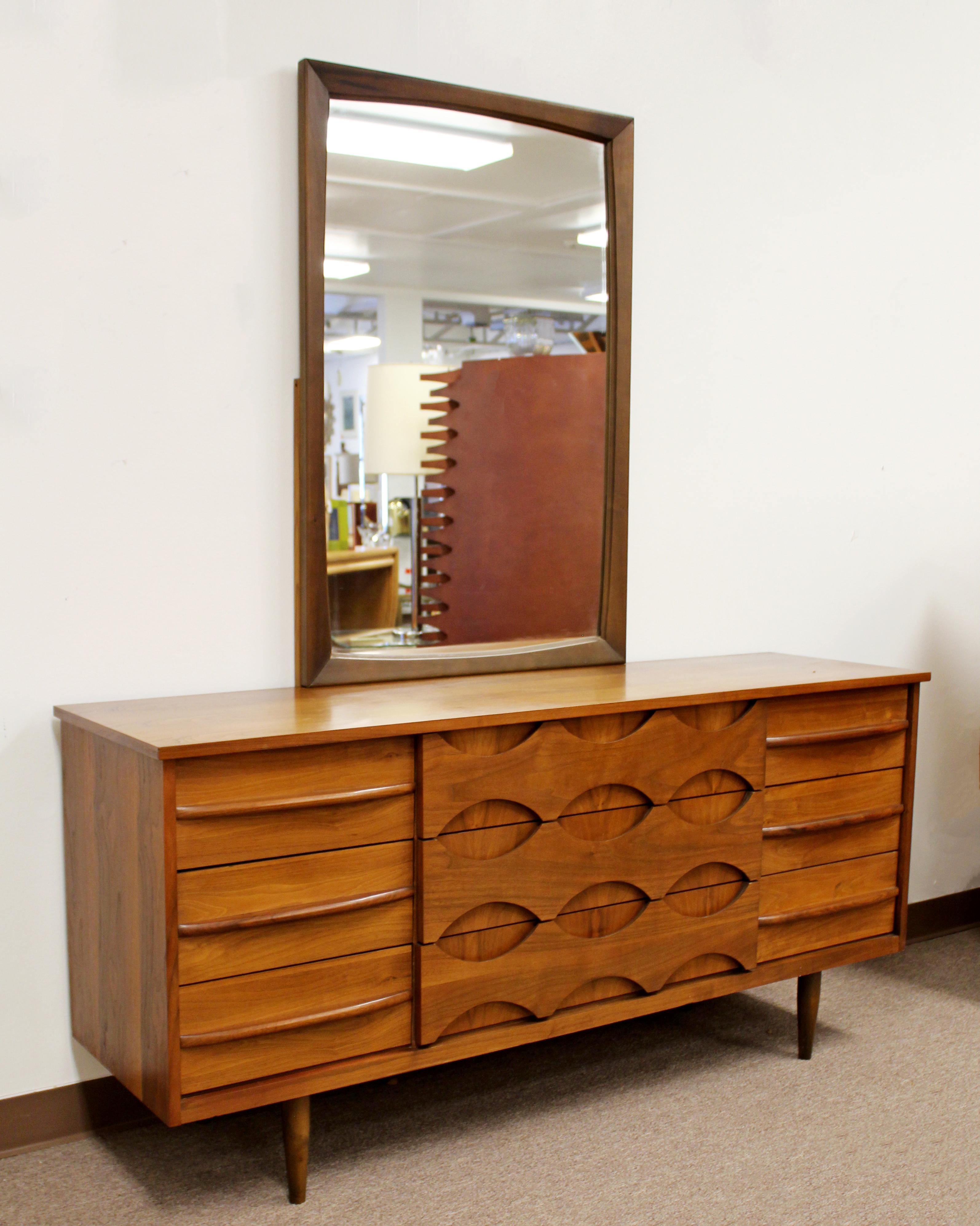 Mid-Century Modern Arne Vodder Style Danish 9 Drawer Credenza Dresser Mirror In Good Condition In Keego Harbor, MI