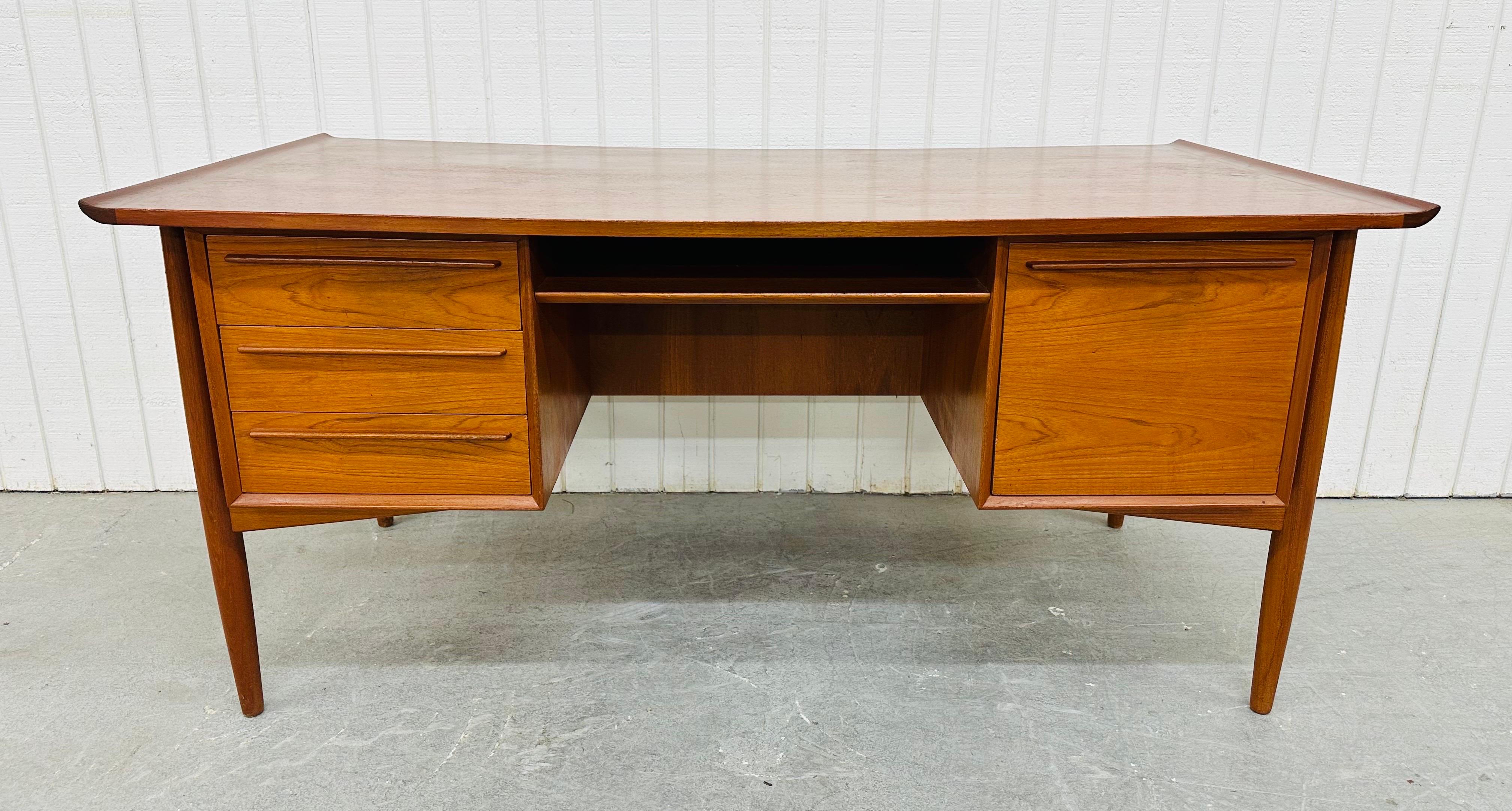 Dieses Angebot ist für einen Mid-Century Modern Arne Vodder Teak Executive Schreibtisch. Mit einem schwebenden dänischen Design, einer rechteckigen Platte mit geschwungenen Kanten, drei Schubladen auf der linken Seite, einem Stauschrank auf der