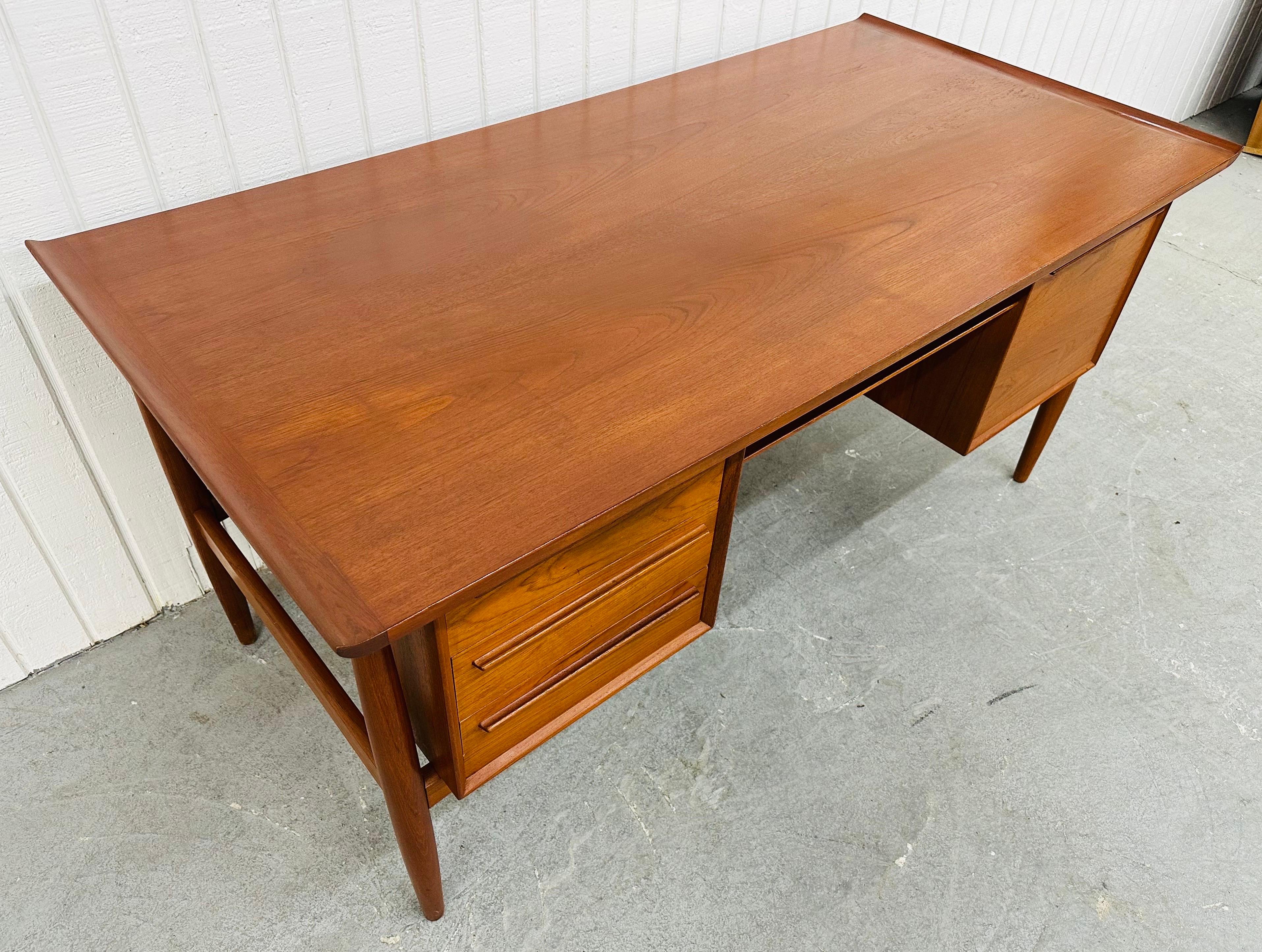 Mid-Century Modern Arne Vodder Teak Executive Desk In Good Condition In Clarksboro, NJ