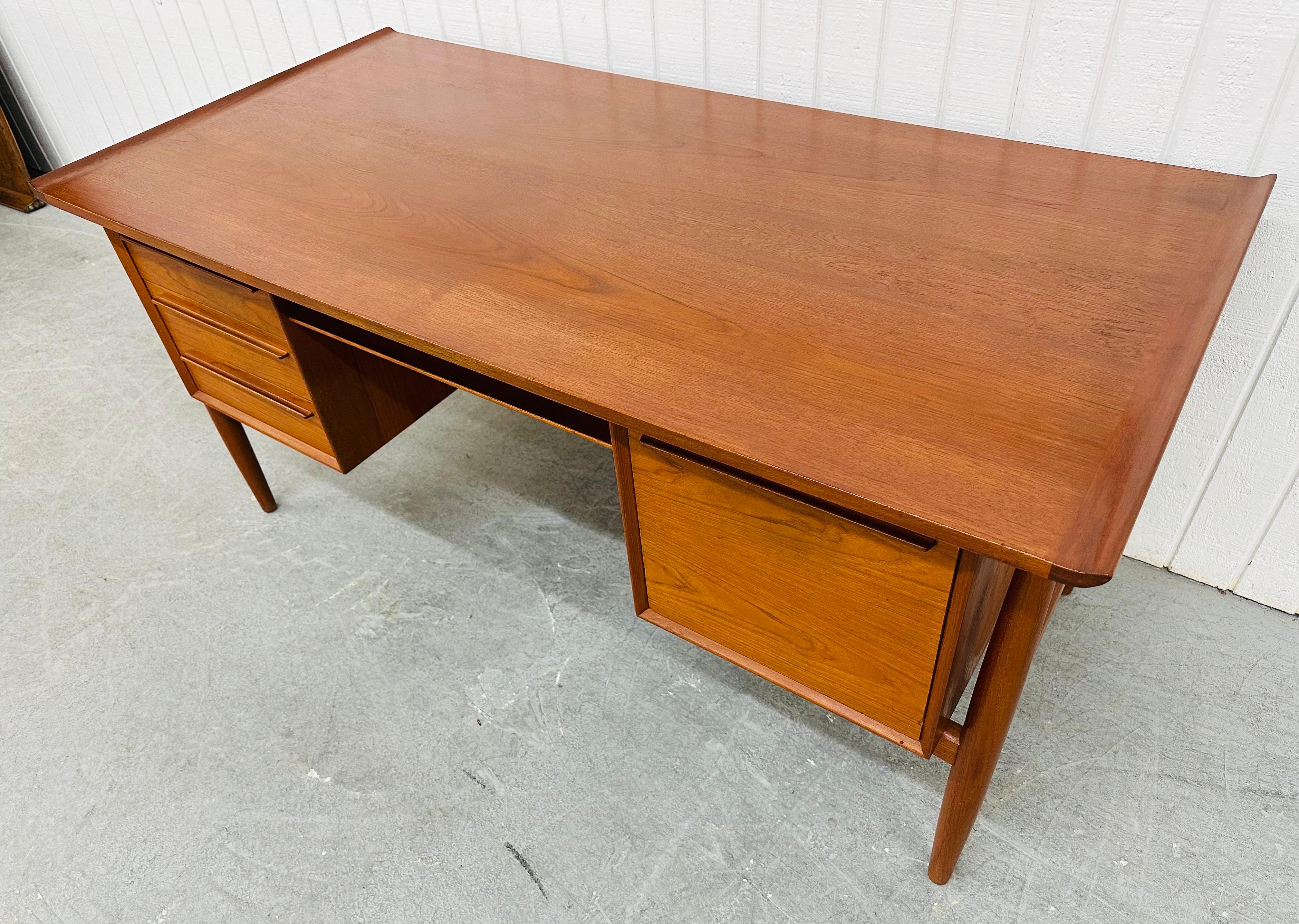 Mid-Century Modern Arne Vodder Teak Executive Desk (20. Jahrhundert) im Angebot