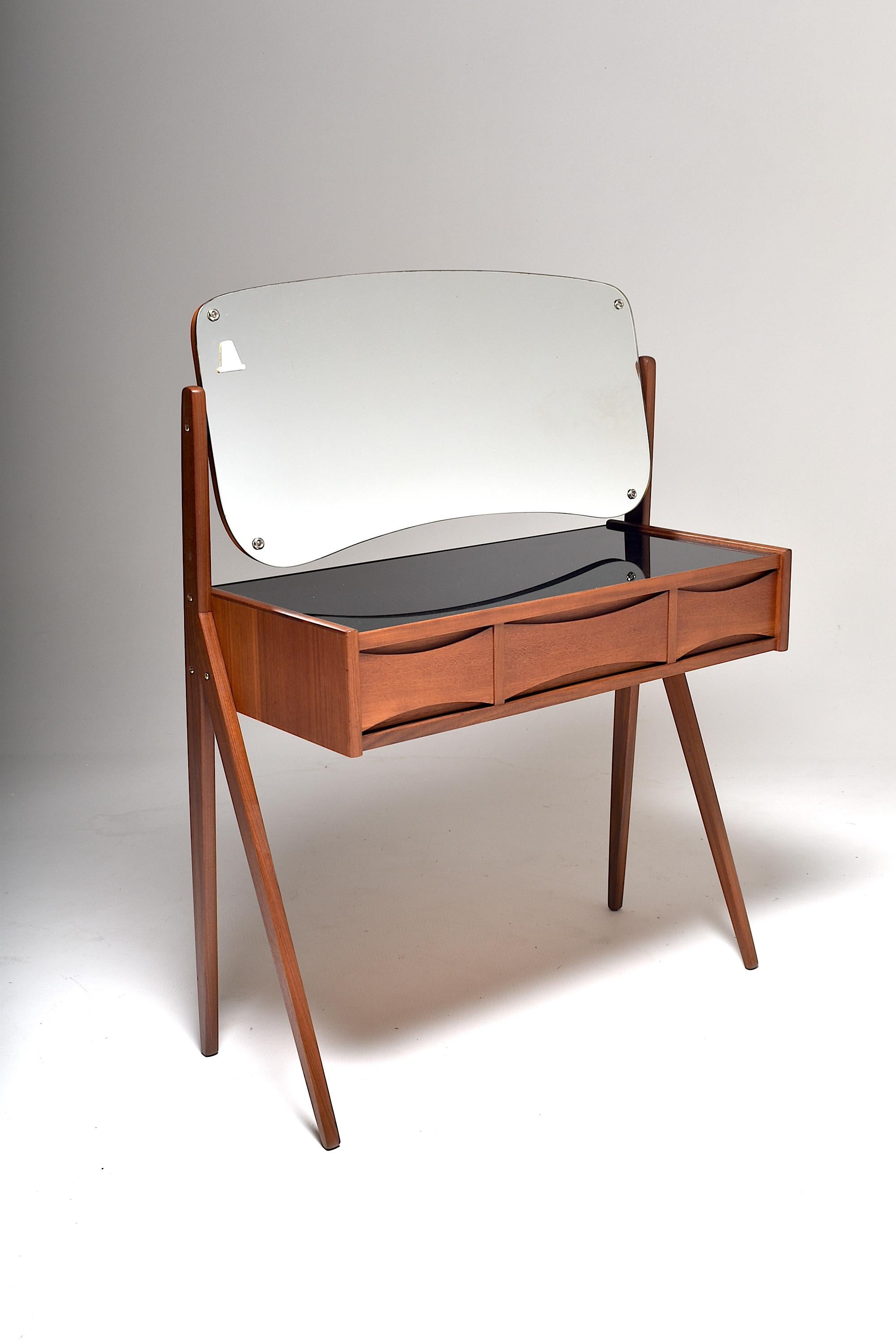 Scandinavian vanity table, elegant and refined, designed by Arne Vodder and made in teak by Olholm Möbelfabrik, Denmark, 1960. 
The handles of the drawers are in the shape of a butterfly.
Compass feet fixed