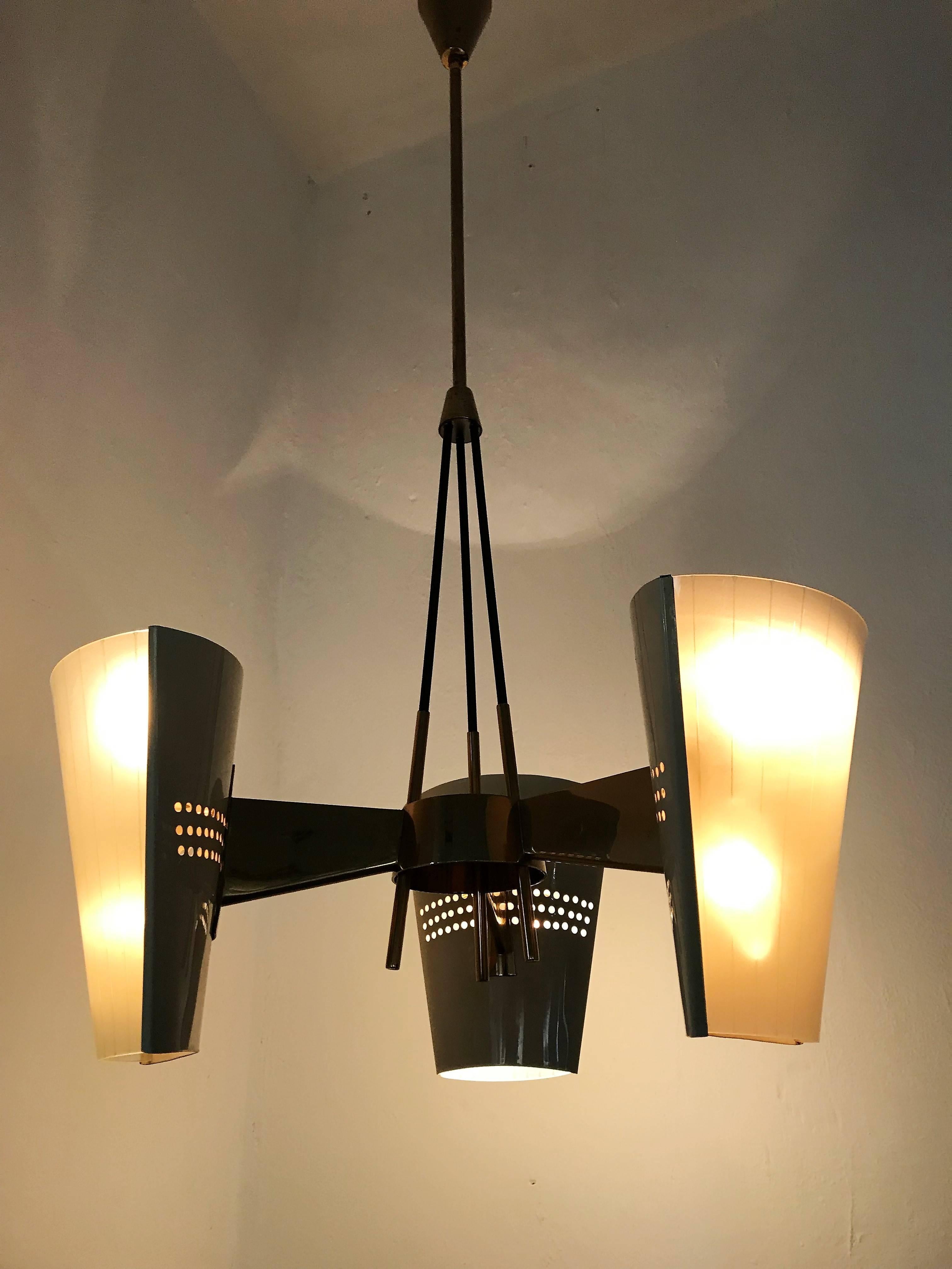 Mid-Century Modern six-light chandelier in brass, black lacquered metal and glass attributed to Arredoluce, Italy, circa 1950.