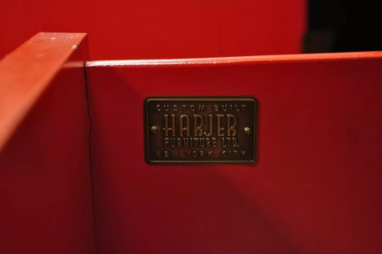 Mid Century Modern Art Deco Negro y Rojo Credenza Cabinet Aparador by Harjer en venta 3