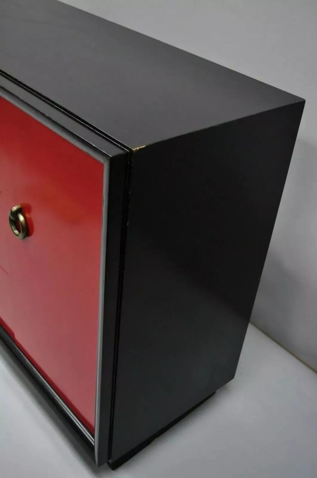 Mid Century Modern Art Deco Negro y Rojo Credenza Cabinet Aparador by Harjer en venta 4