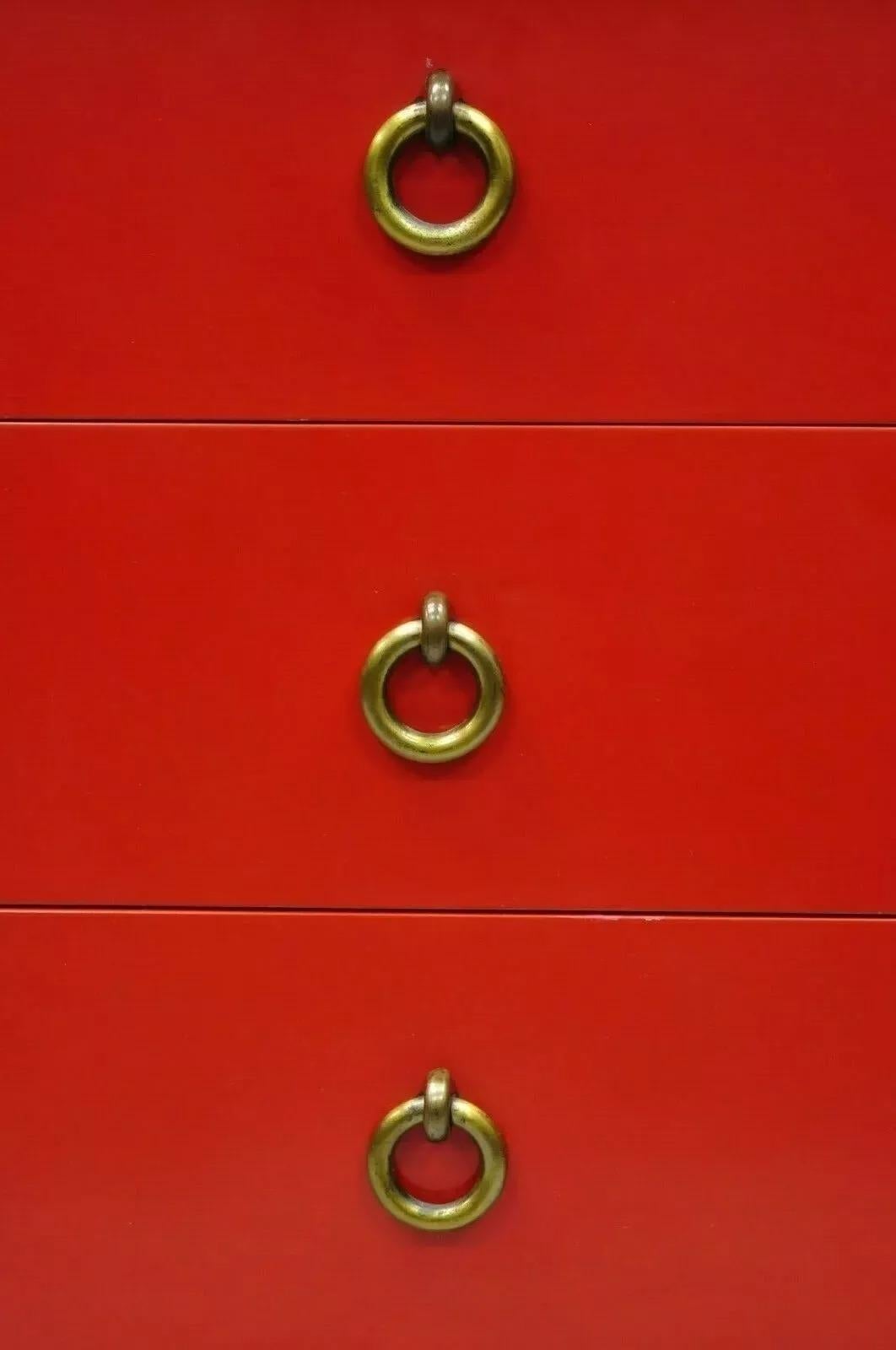 Mid Century Modern Art Deco Negro y Rojo Credenza Cabinet Aparador by Harjer Moderno de mediados de siglo en venta