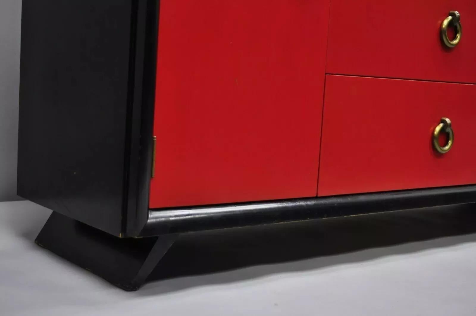 Mid Century Modern Art Deco Negro y Rojo Credenza Cabinet Aparador by Harjer en Bueno estado para la venta en Philadelphia, PA
