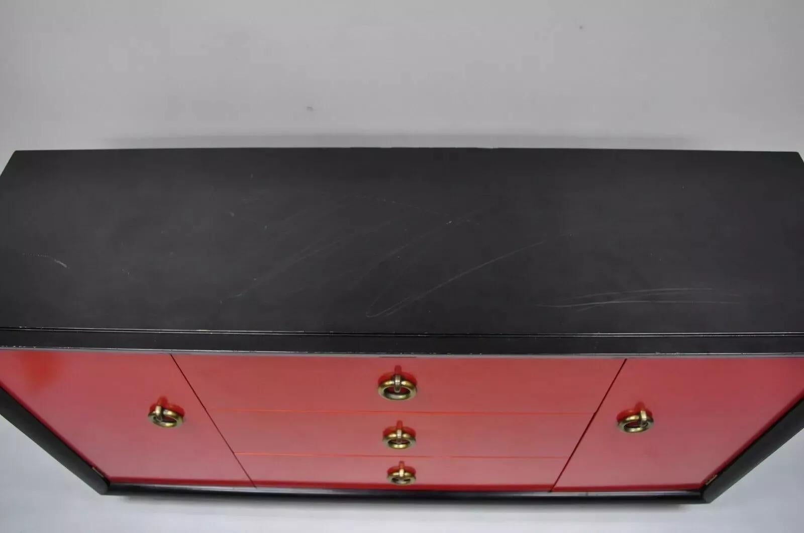 Mid Century Modern Art Deco Negro y Rojo Credenza Cabinet Aparador by Harjer siglo XX en venta