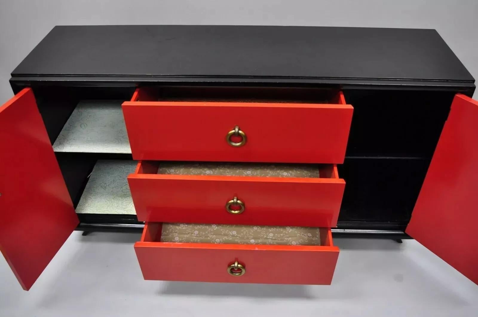 Mid Century Modern Art Deco Negro y Rojo Credenza Cabinet Aparador by Harjer en venta 2